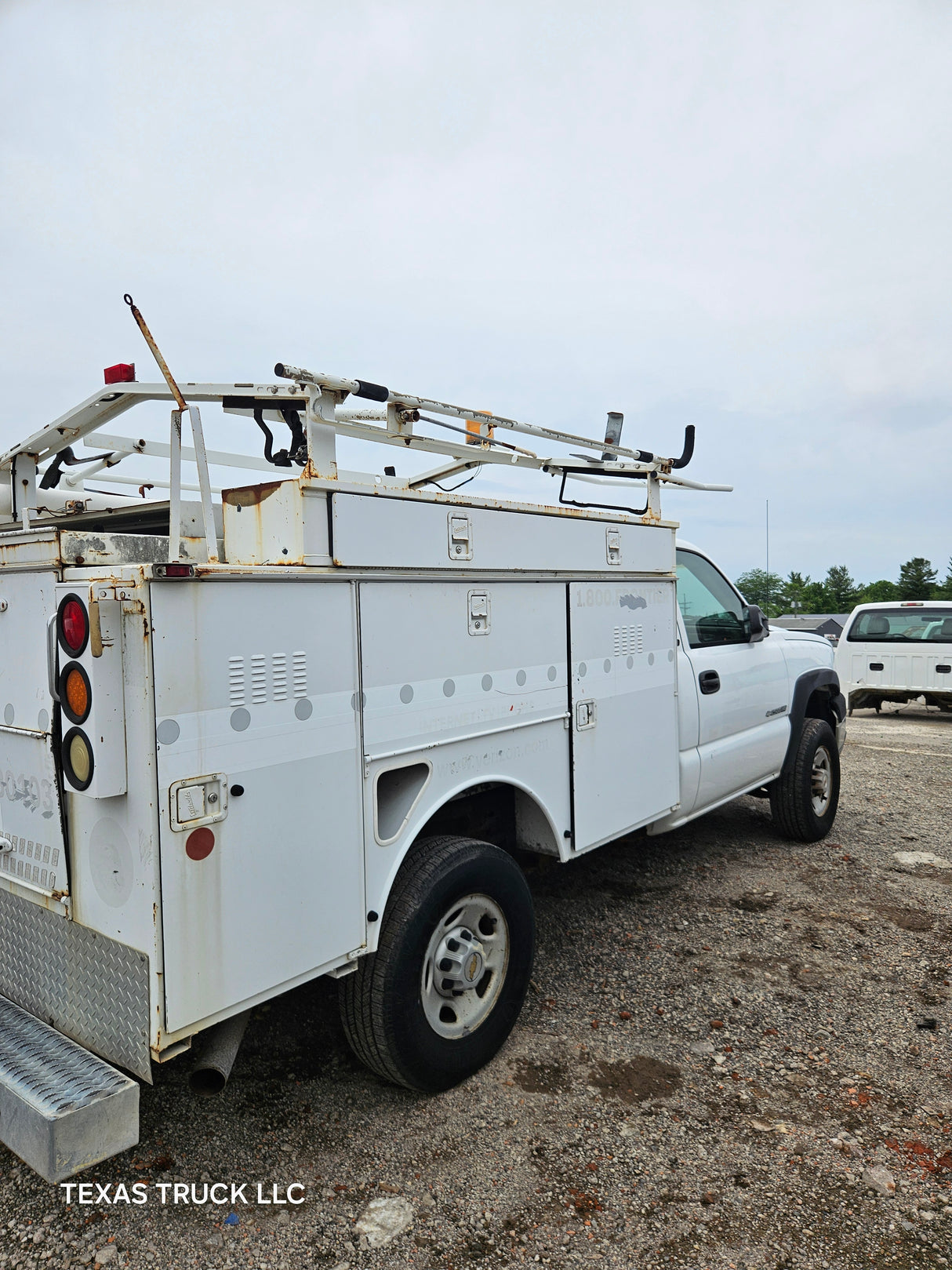 2005 Chevrolet Silverado 2500HD Regular Cab 8' Long Bed Service Truck - FULL PART OUT