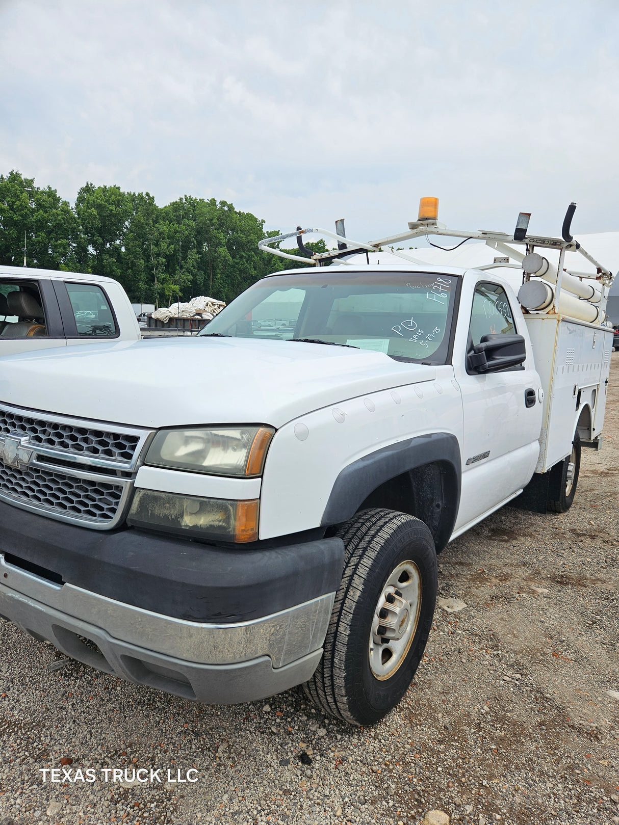 2005 Chevrolet Silverado 2500HD Regular Cab 8' Long Bed Service Truck - FULL PART OUT