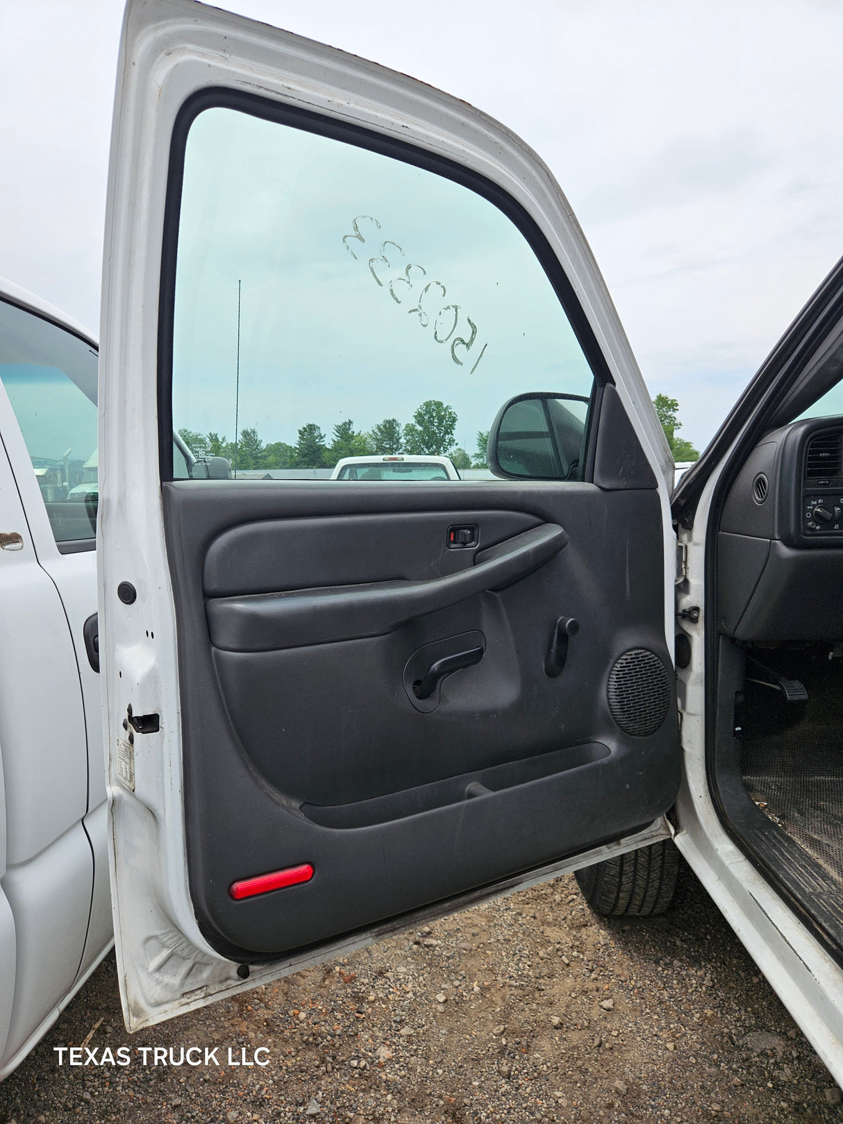 2006 Chevrolet Silverado 2500HD Regular Cab 8' Long Bed - FULL PART OUT