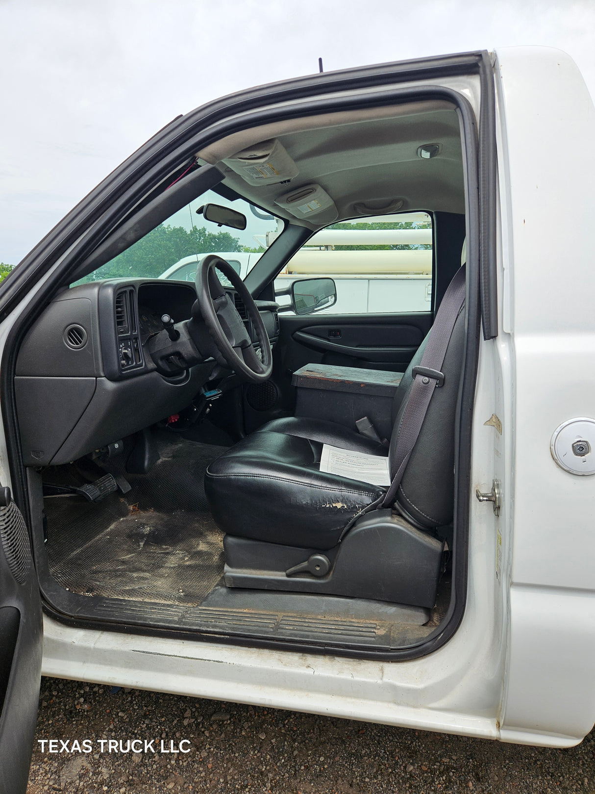 2006 Chevrolet Silverado 2500HD Regular Cab 8' Long Bed - FULL PART OUT