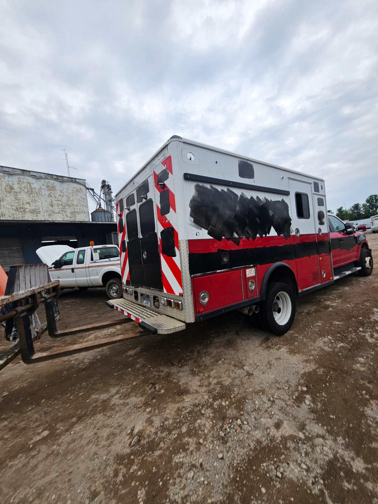 2017 Ford F-550 Super Duty Extended Cab Ambulance 6.7L Power Stroke Dually - FULL PART OUT