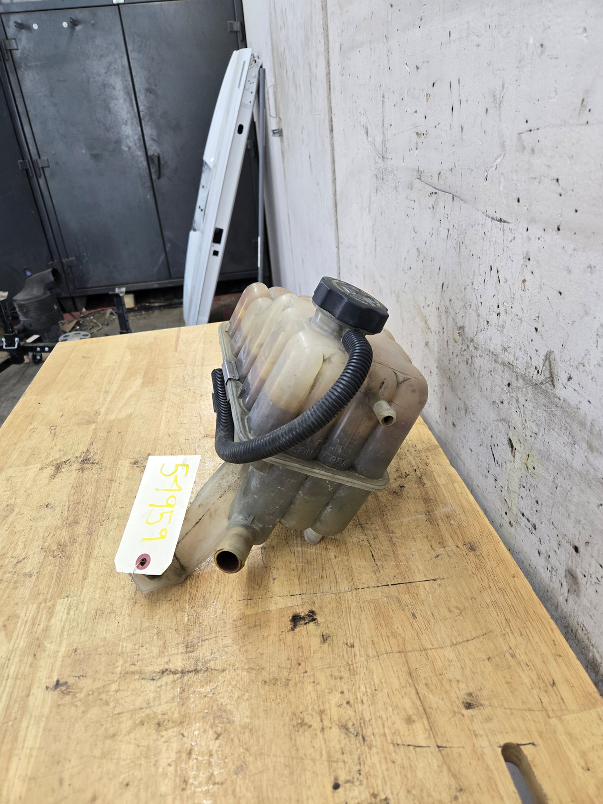1999-2006 Chevrolet Silverado GMC Sierra 1500 Engine Coolant Reservoir Recovery Tank 15808715