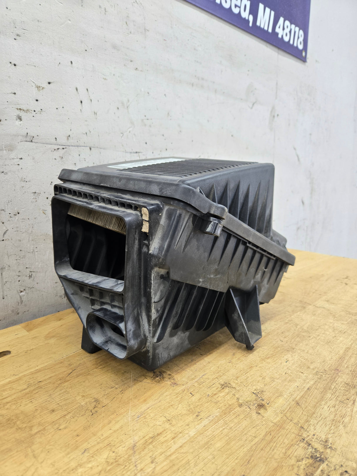 2008 Chevrolet Silverado / GMC Sierra 1500 4.8L Engine Air Intake Box Cleaner