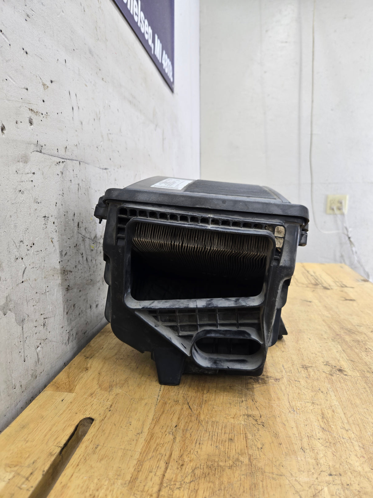 2008 Chevrolet Silverado / GMC Sierra 1500 4.8L Engine Air Intake Box Cleaner
