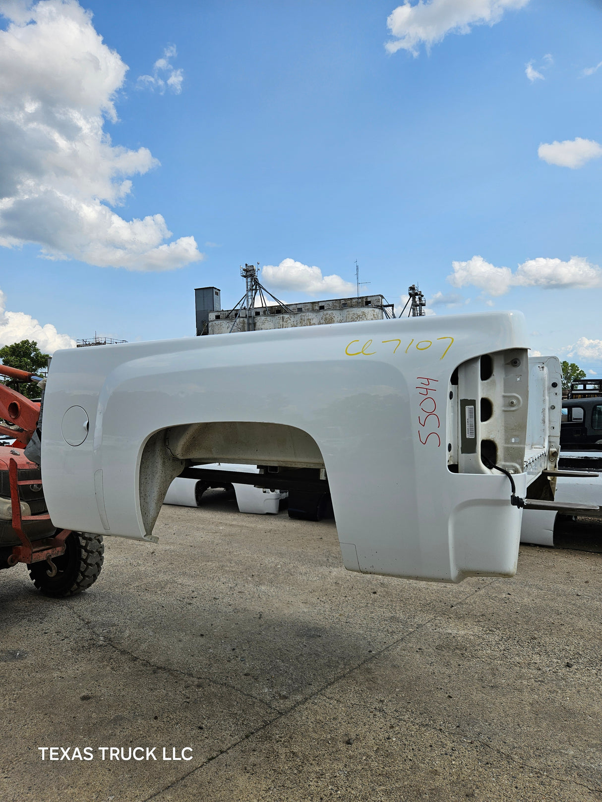2007-2013 Chevrolet Silverado 1500 2500 3500 HD 6' 6" Short Truck Bed - White