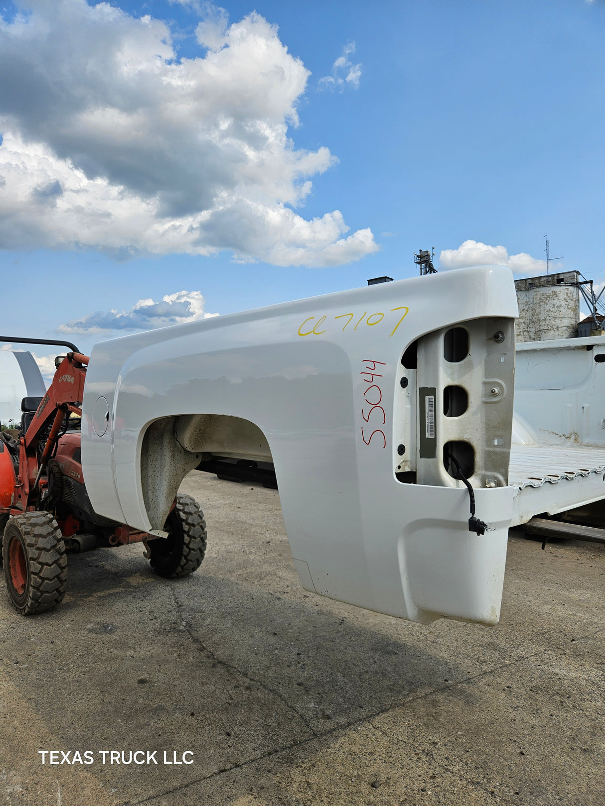 2007-2013 Chevrolet Silverado 1500 2500 3500 HD 6' 6" Short Truck Bed - White