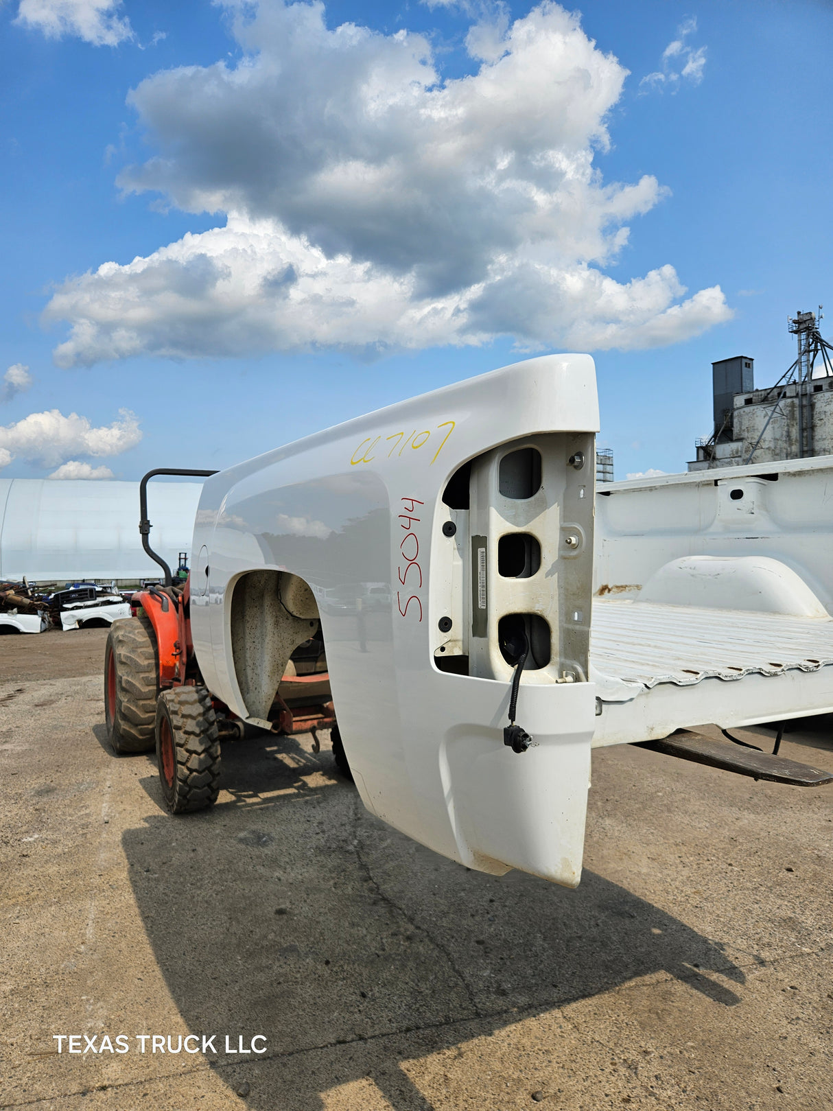 2007-2013 Chevrolet Silverado 1500 2500 3500 HD 6' 6" Short Truck Bed - White