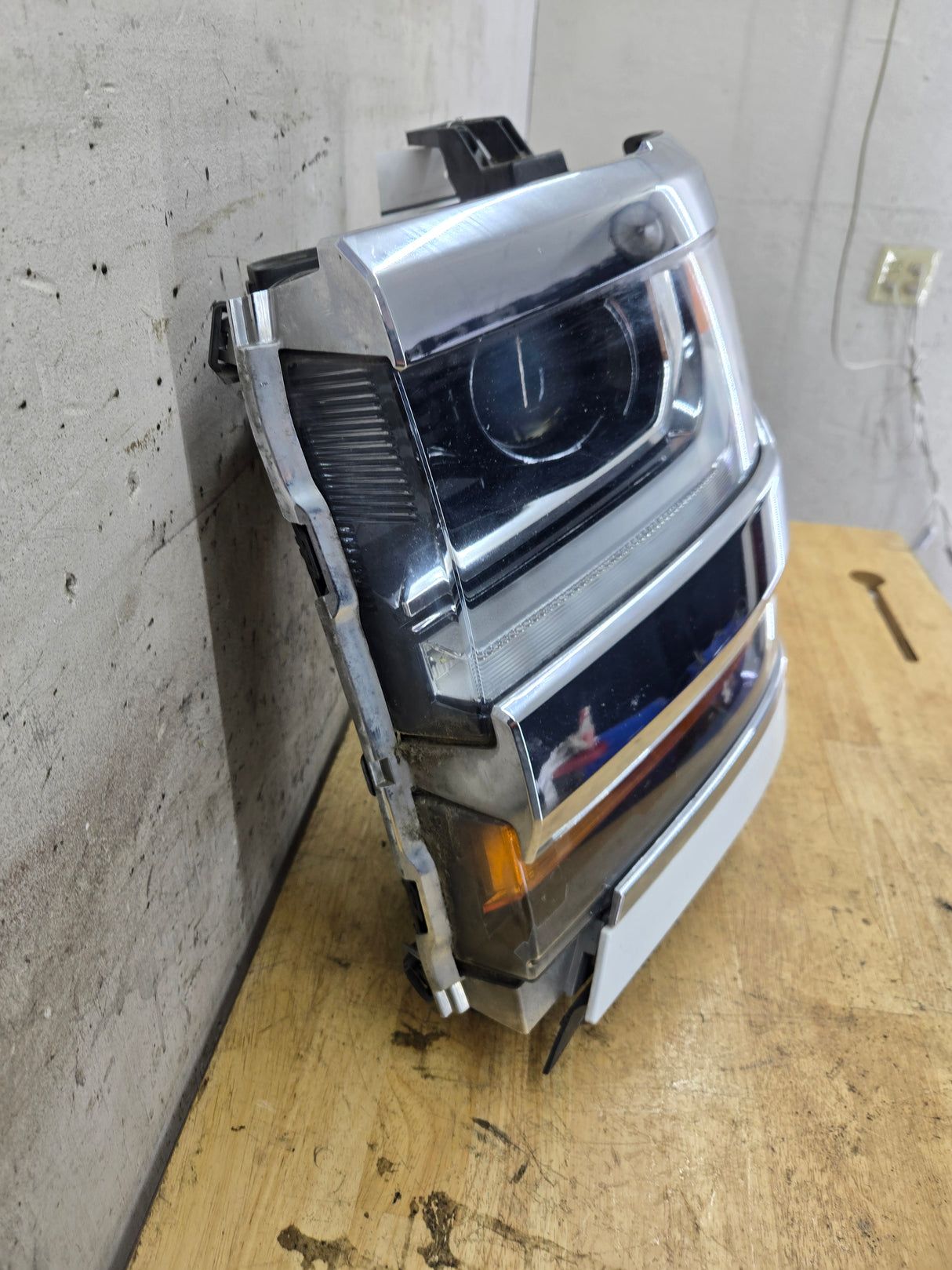 2016-2019 Chevrolet Silverado 1500 Driver Side Left Hand Headlight Bucket Assembly 84181562