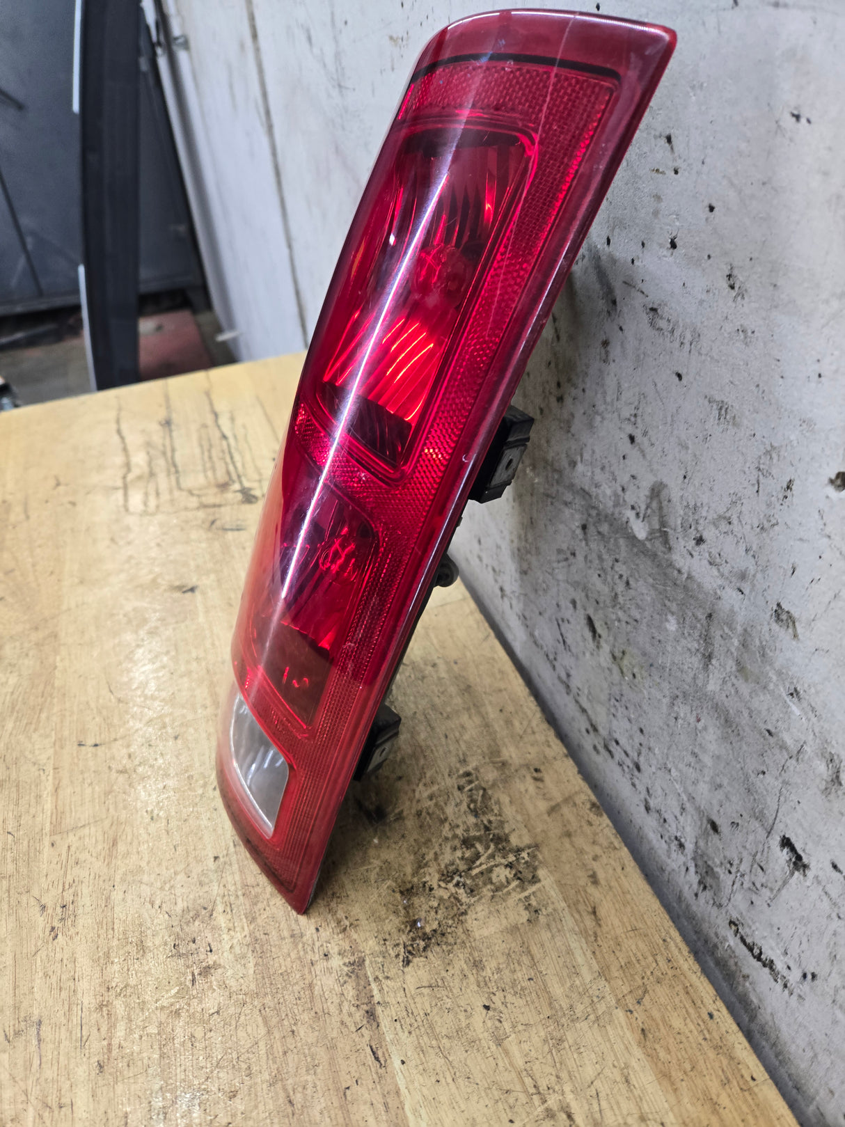 2002-2006 Dodge Ram 1500 2500 3500 LH Driver Side Tail Light