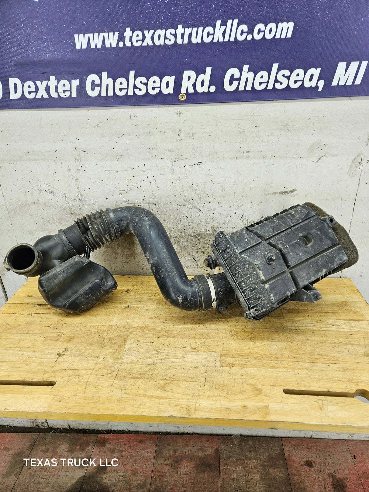 2008 Chevrolet Silverado / GMC Sierra 1500 4.3L Engine Air Intake Box Cleaner