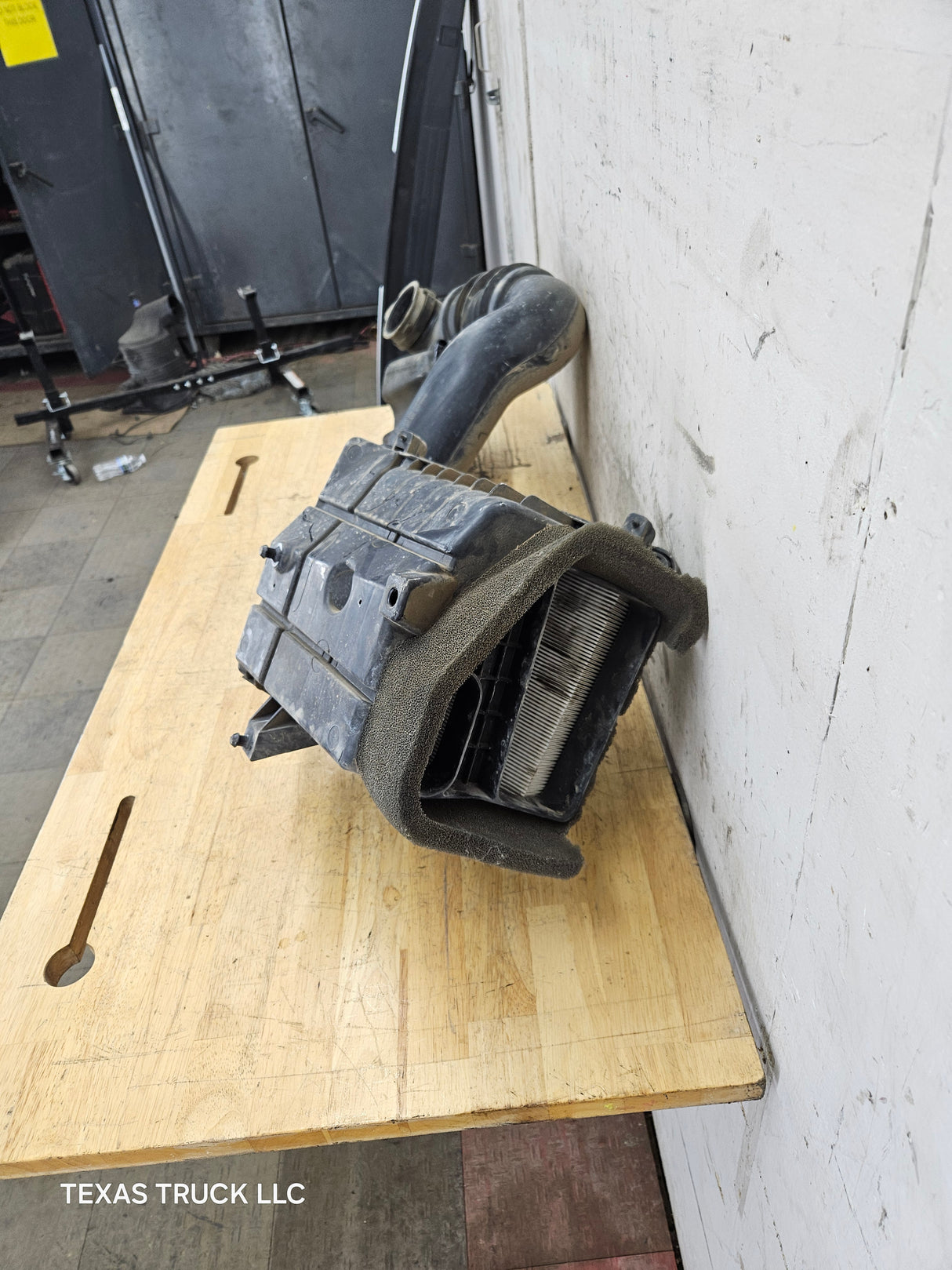 2008 Chevrolet Silverado / GMC Sierra 1500 4.3L Engine Air Intake Box Cleaner