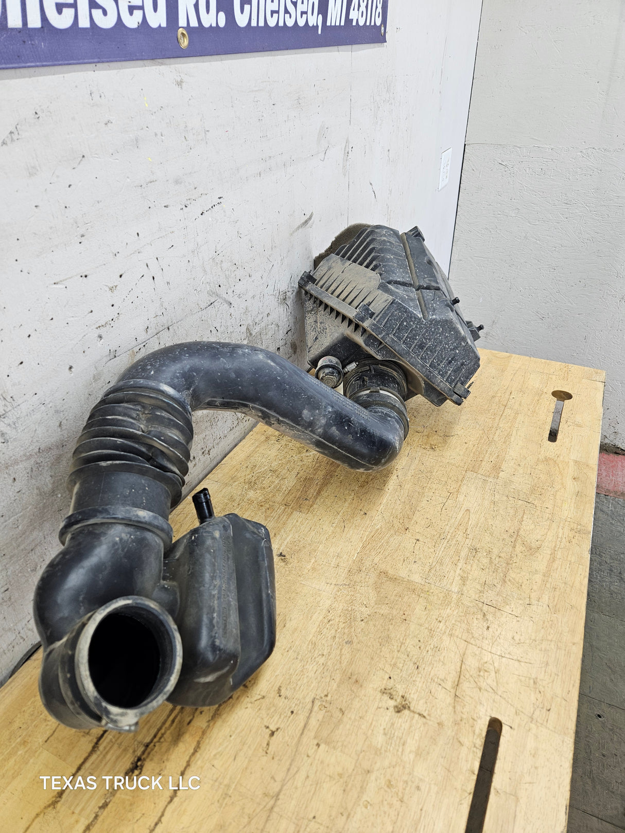 2008 Chevrolet Silverado / GMC Sierra 1500 4.3L Engine Air Intake Box Cleaner