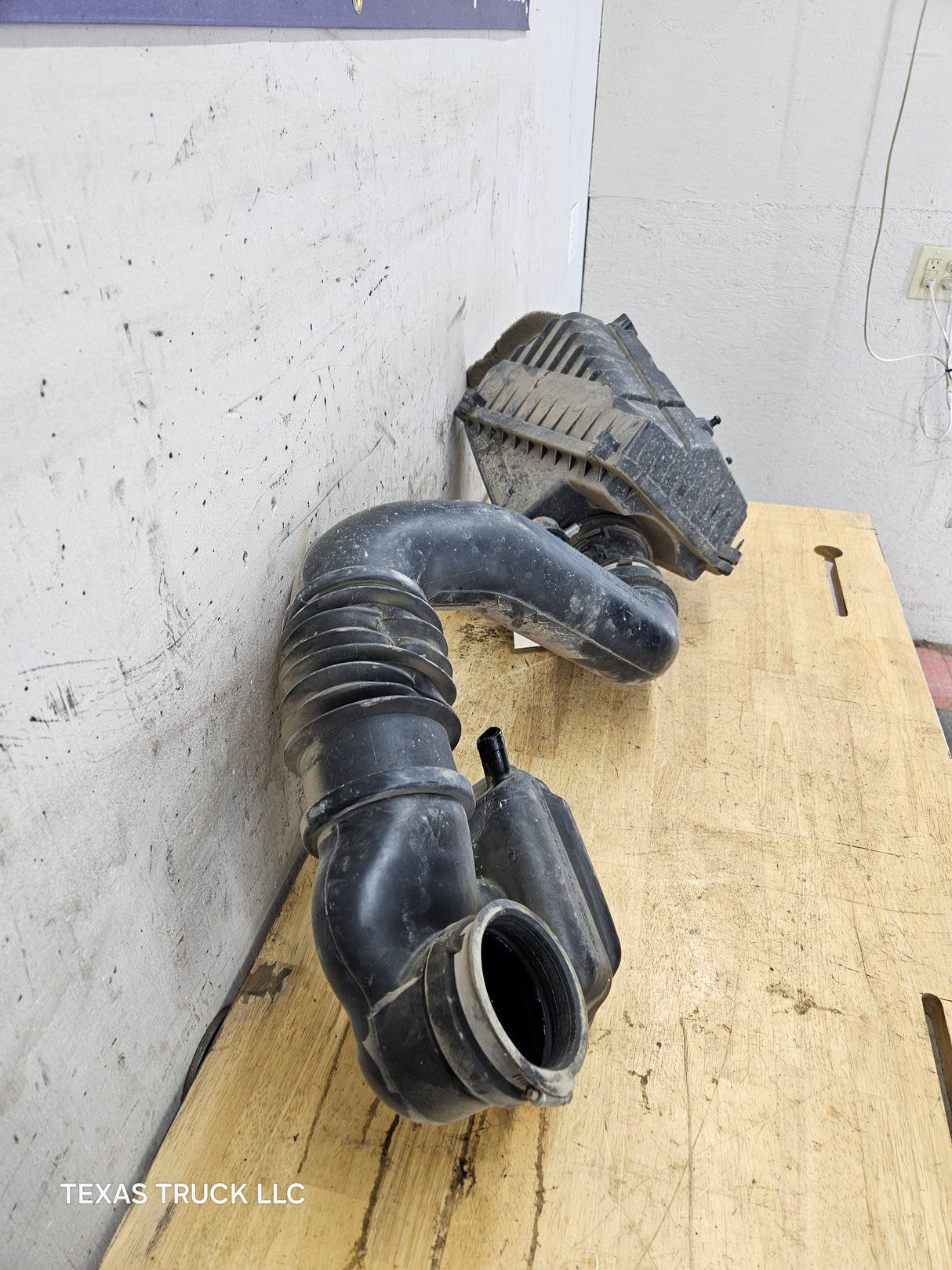 2008 Chevrolet Silverado / GMC Sierra 1500 4.3L Engine Air Intake Box Cleaner