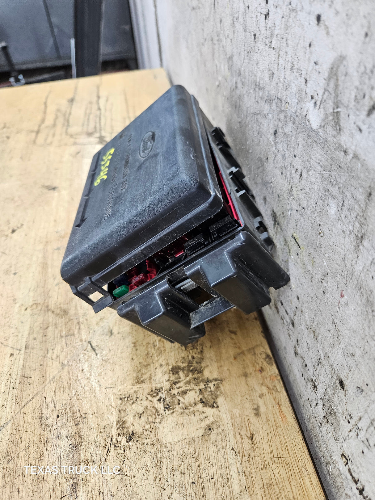 1997-2003 Ford F150 F250 F350 Triton Power Distribution Fuse Junction Box F65B-14A003-C