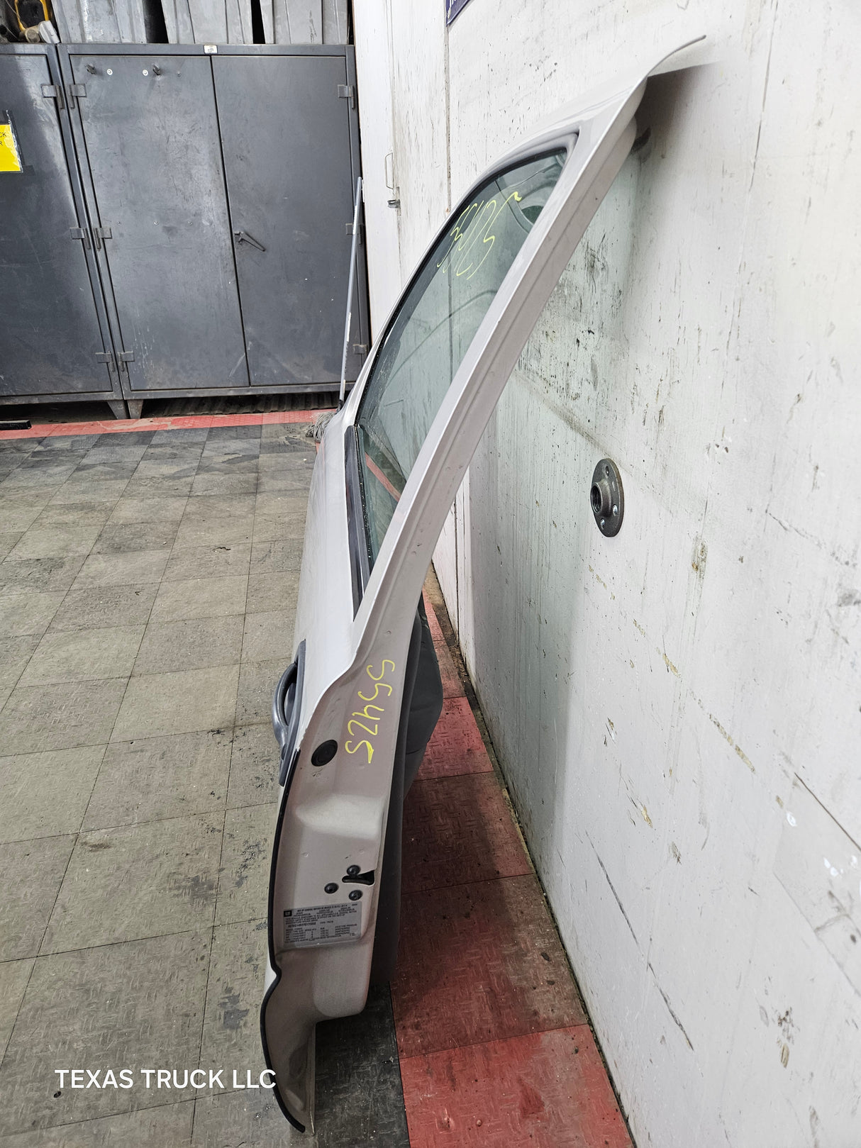 1999-2006 Chevrolet Silverado / GMC Sierra 1500 2500 3500 HD Front Driver Side Door LH