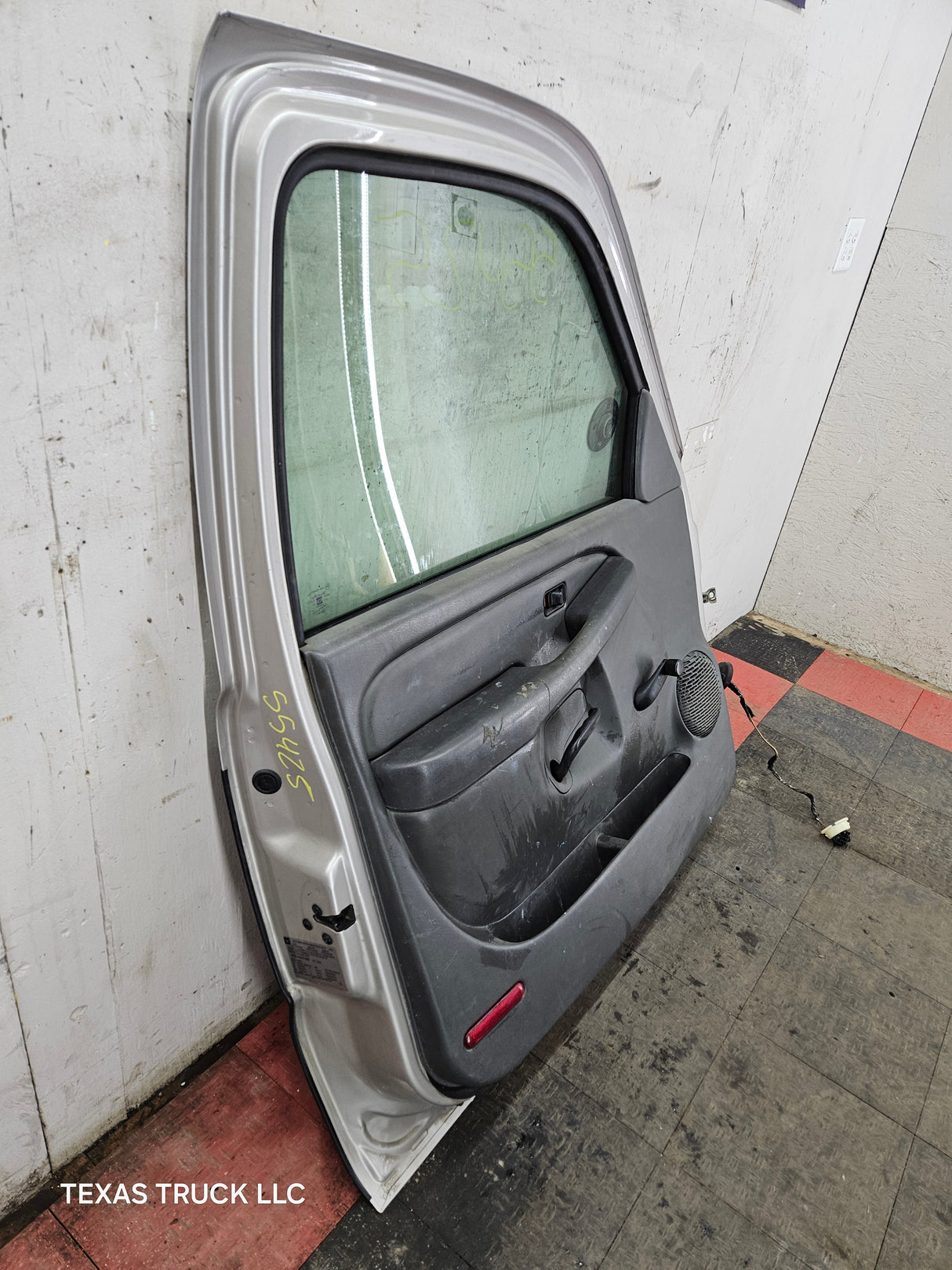 1999-2006 Chevrolet Silverado / GMC Sierra 1500 2500 3500 HD Front Driver Side Door LH