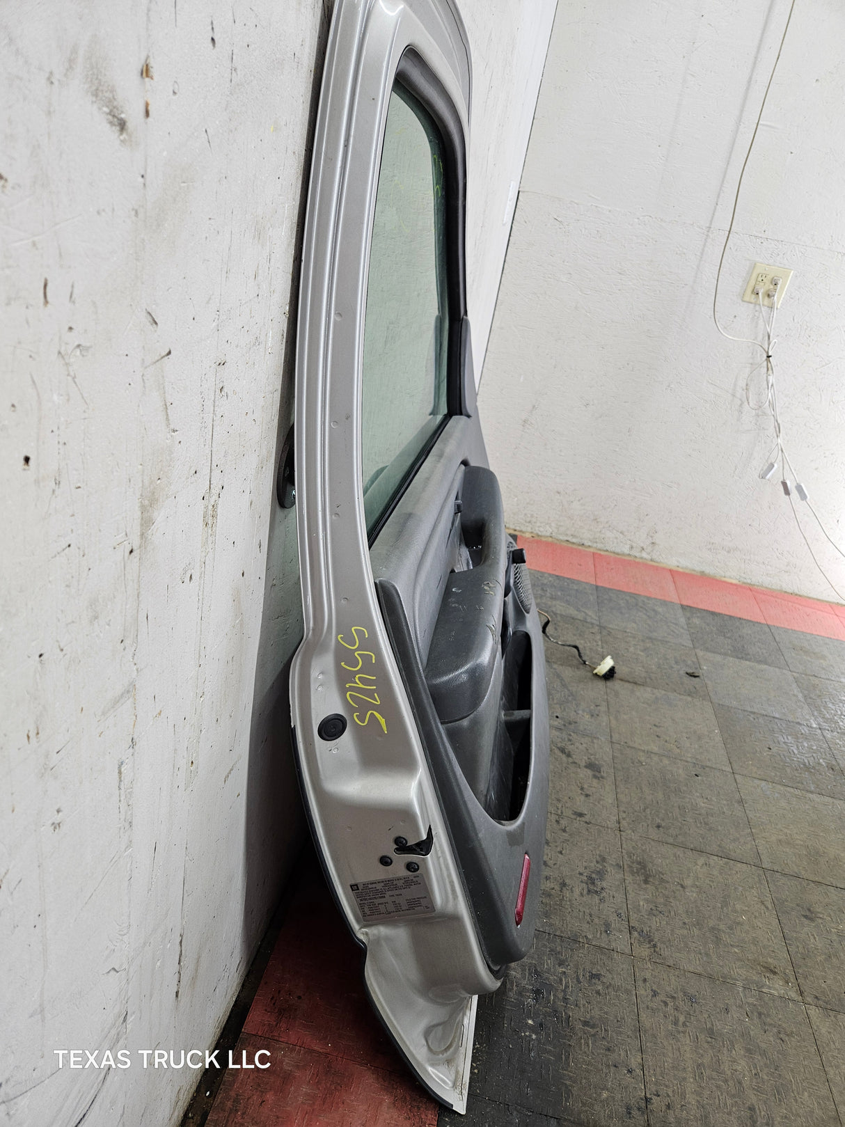 1999-2006 Chevrolet Silverado / GMC Sierra 1500 2500 3500 HD Front Driver Side Door LH