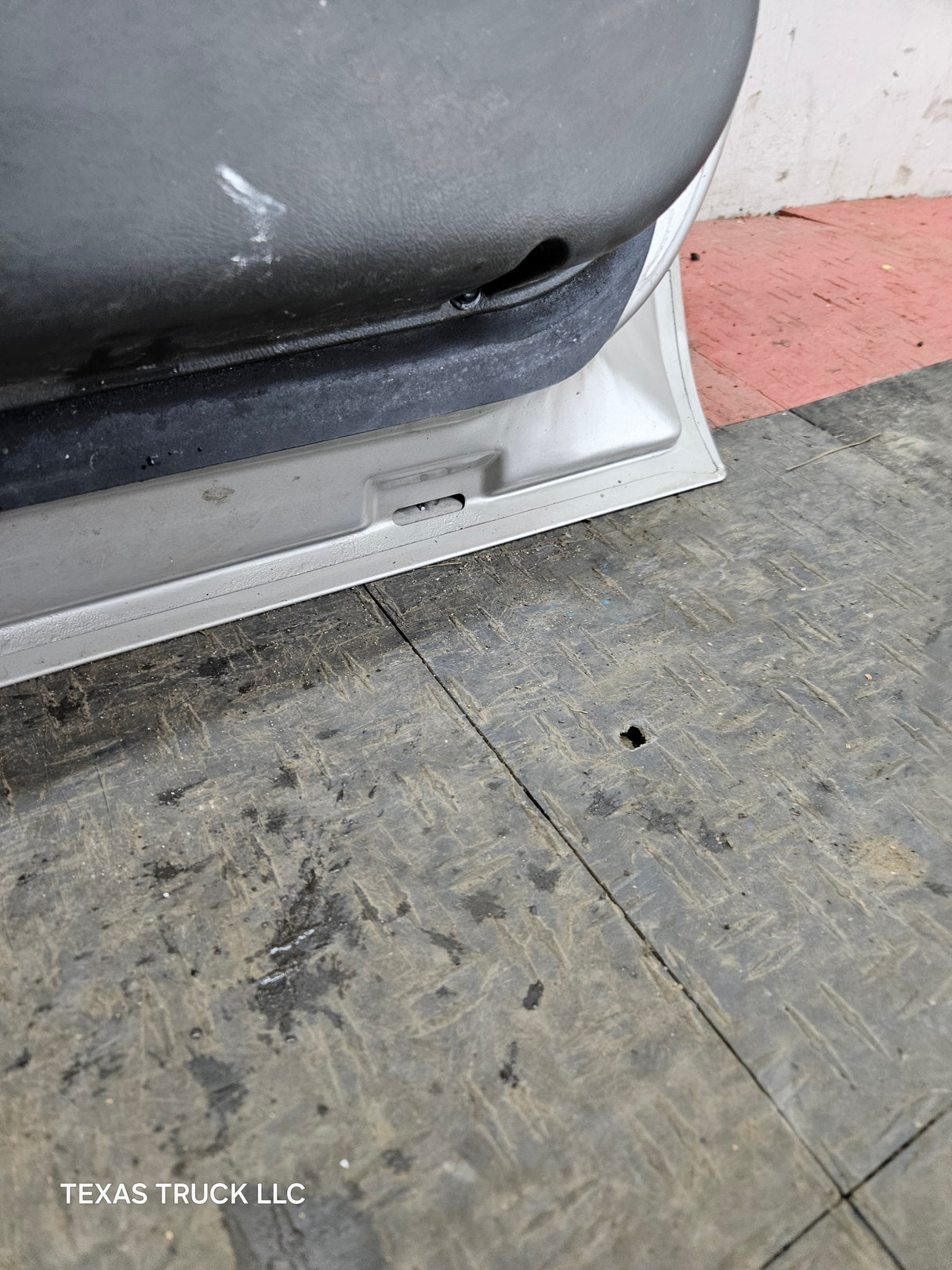 1999-2006 Chevrolet Silverado / GMC Sierra 1500 2500 3500 HD Front Driver Side Door LH