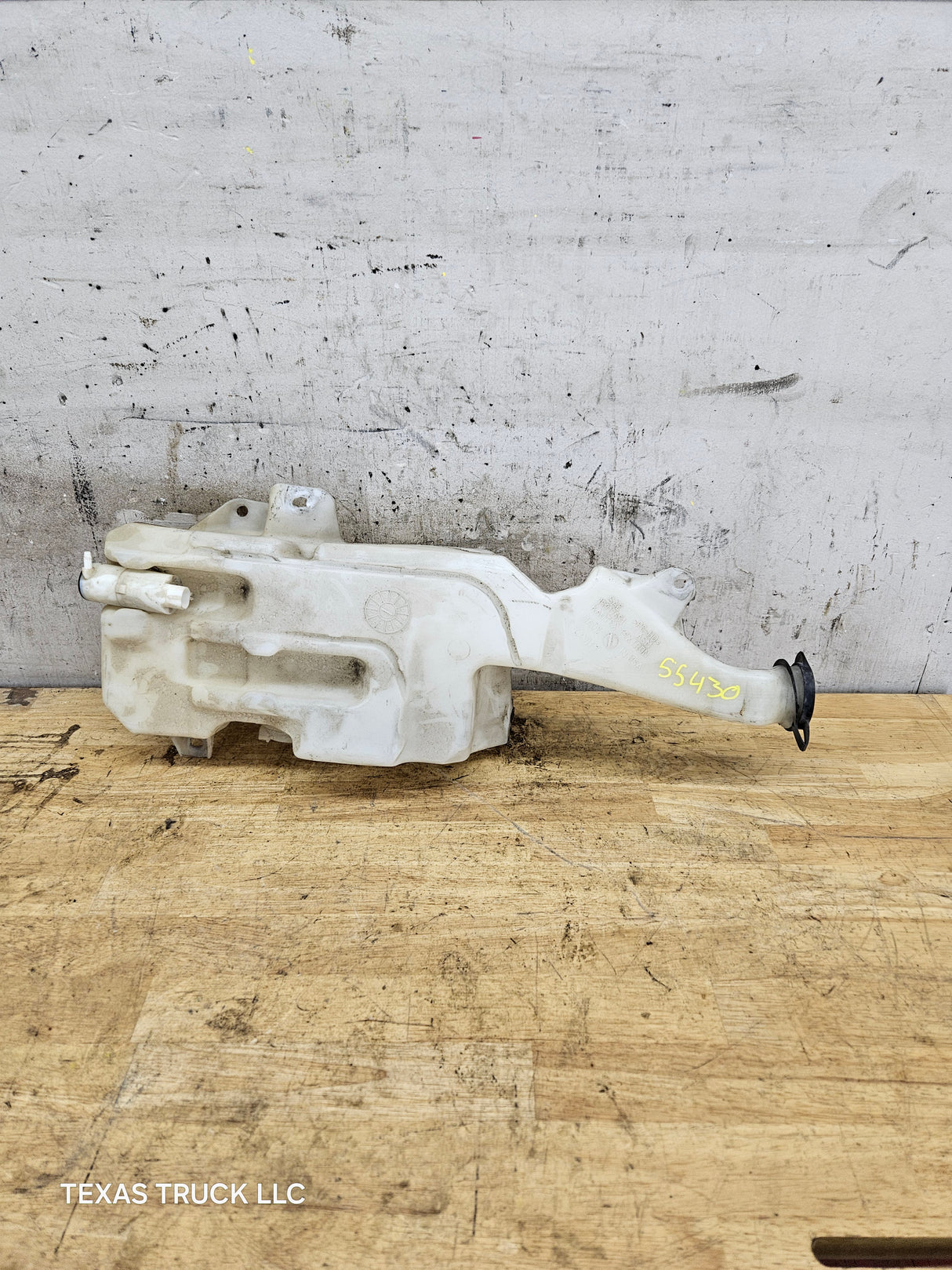 2007-2013 Chevrolet Silverado GMC Sierra Windshield Wiper Fluid Reservoir 1500 2500HD 3500HD 15917651