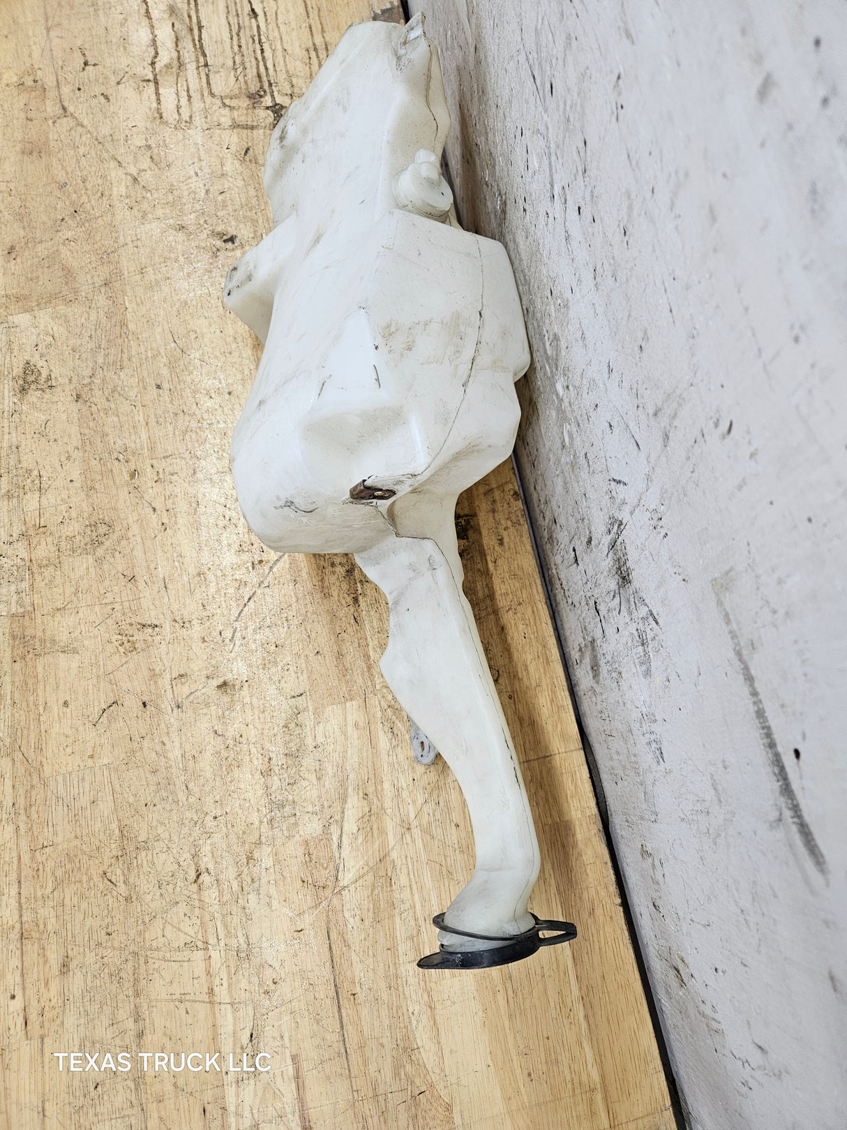 2007-2013 Chevrolet Silverado GMC Sierra Windshield Wiper Fluid Reservoir 1500 2500HD 3500HD 15917651