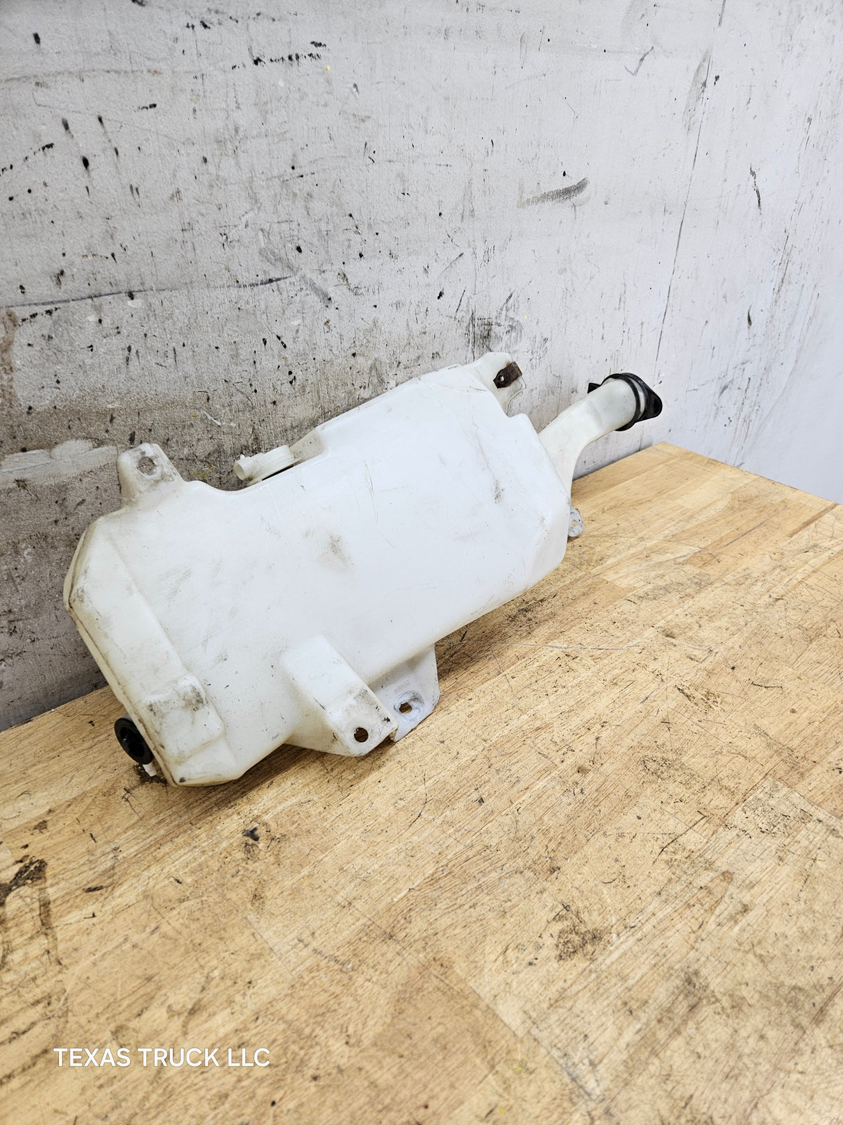 2007-2013 Chevrolet Silverado GMC Sierra Windshield Wiper Fluid Reservoir 1500 2500HD 3500HD 15917651