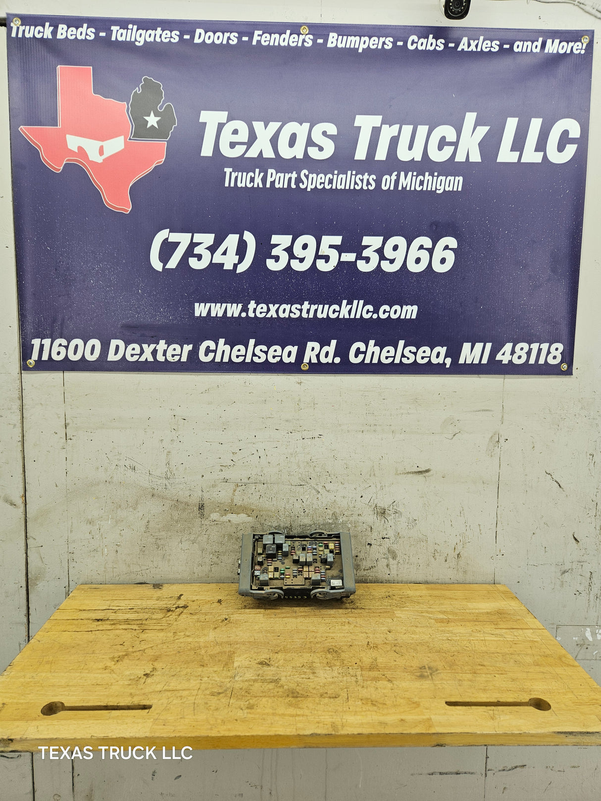 2007-2009 Chevrolet Silverado / GMC Sierra 1500 2500 3500 Engine Bay Fuse Box