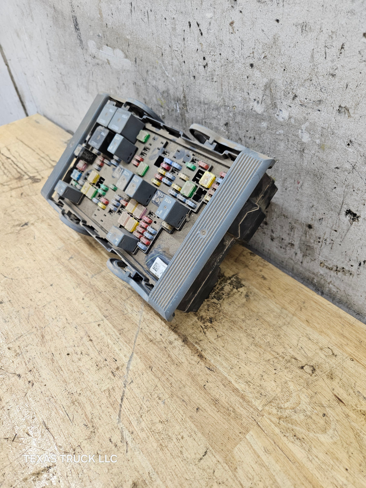 2007-2009 Chevrolet Silverado / GMC Sierra 1500 2500 3500 Engine Bay Fuse Box