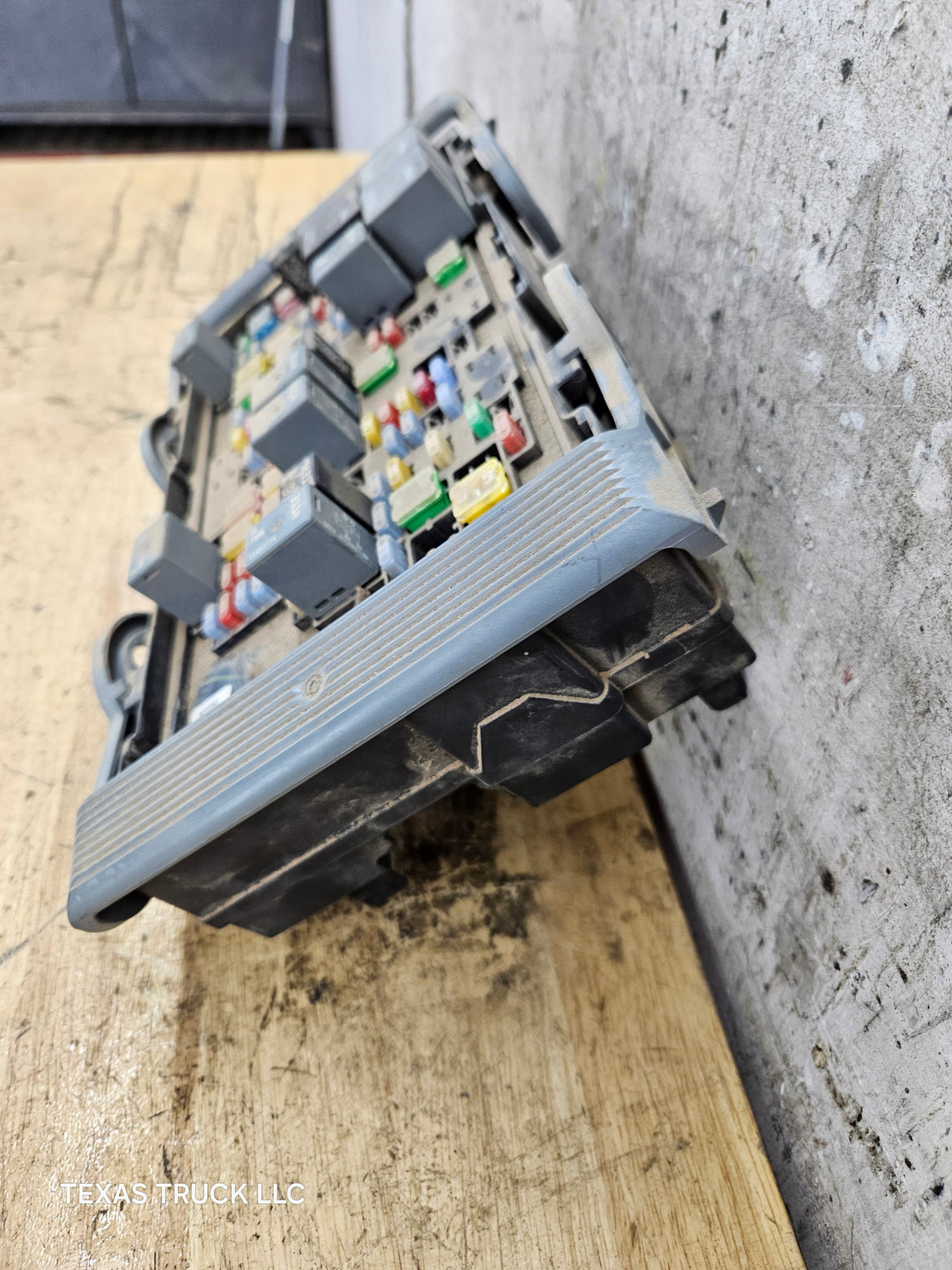 2007-2009 Chevrolet Silverado / GMC Sierra 1500 2500 3500 Engine Bay Fuse Box
