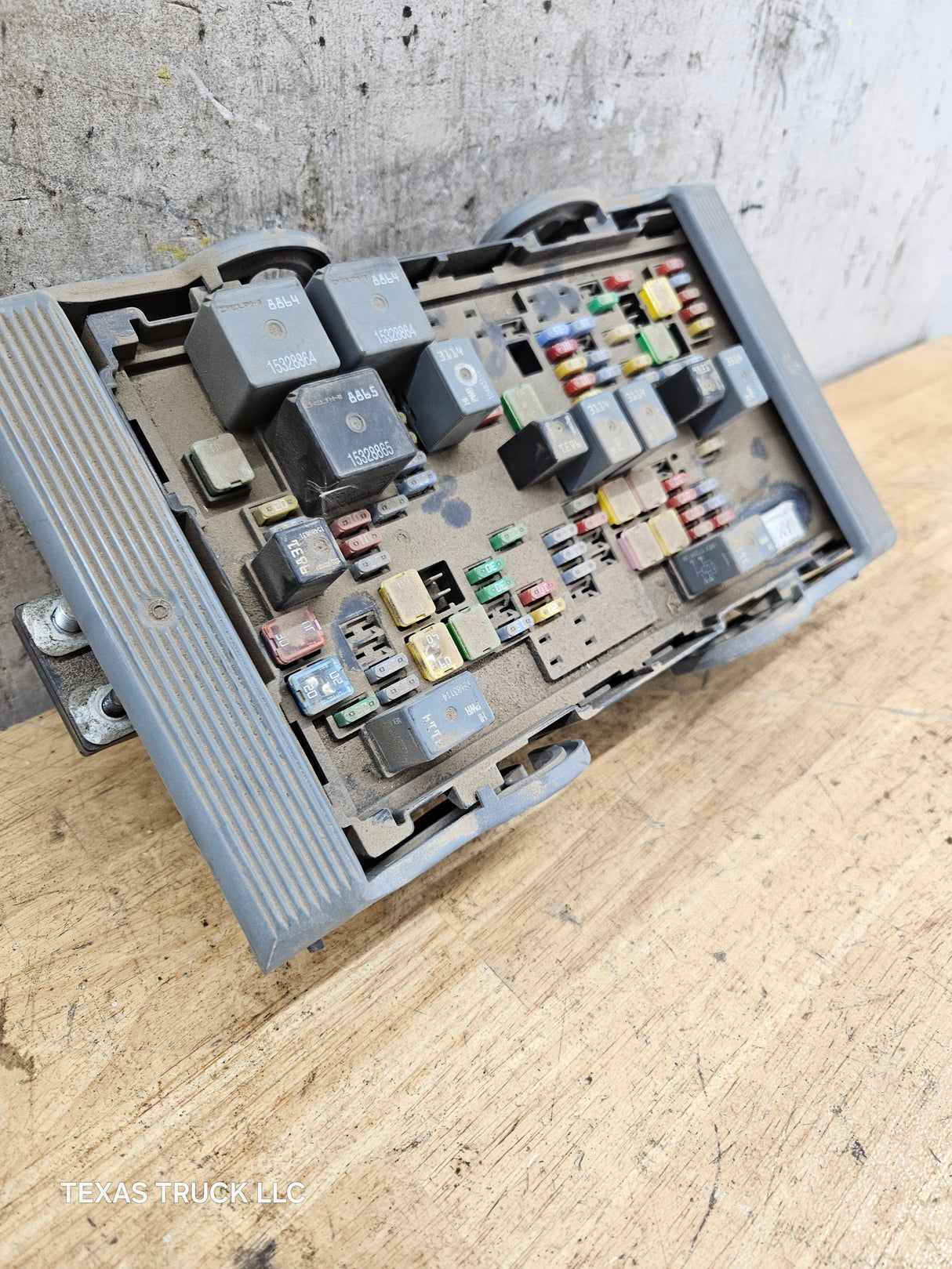 2007-2009 Chevrolet Silverado / GMC Sierra 1500 2500 3500 Engine Bay Fuse Box