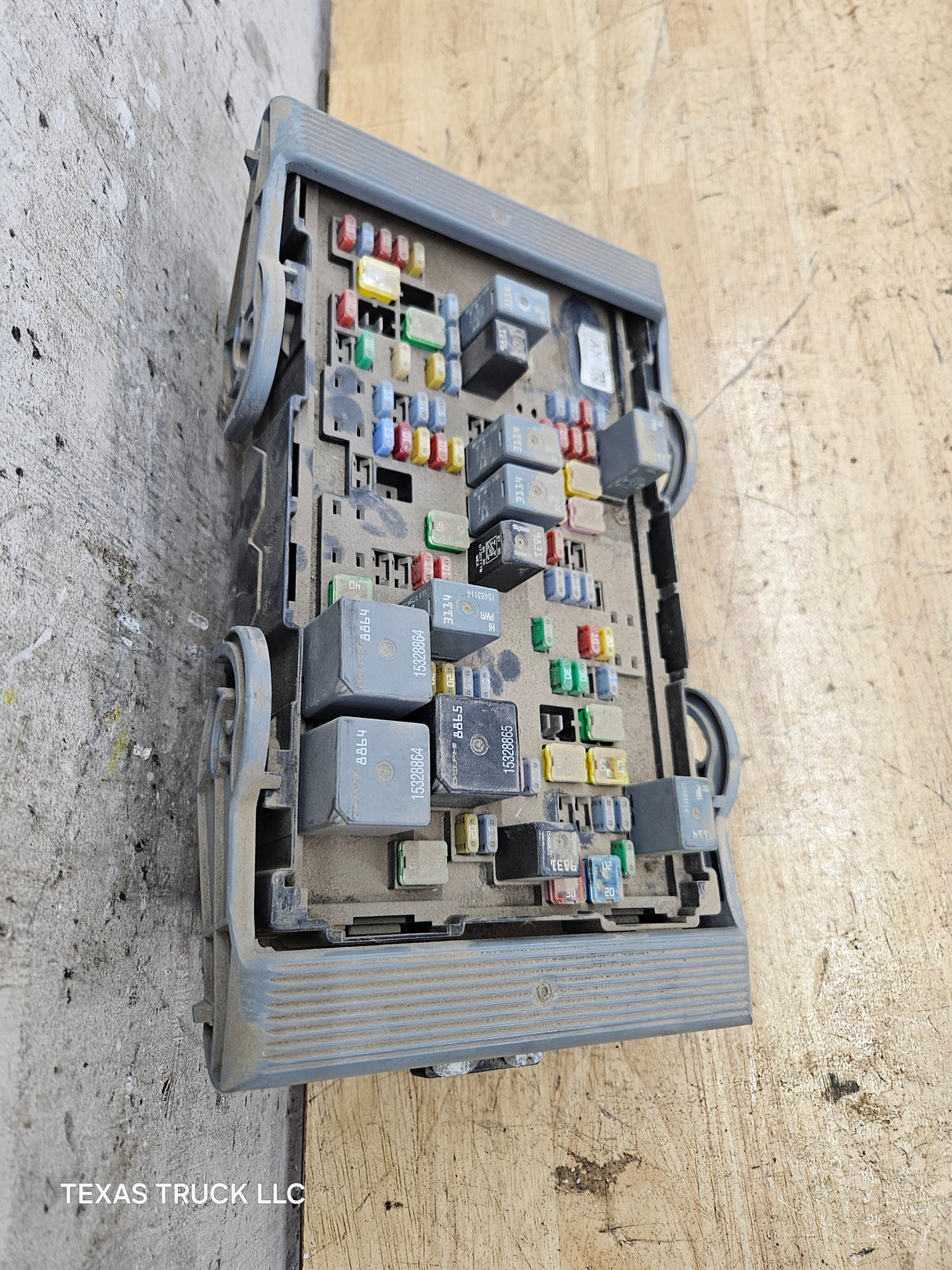 2007-2009 Chevrolet Silverado / GMC Sierra 1500 2500 3500 Engine Bay Fuse Box
