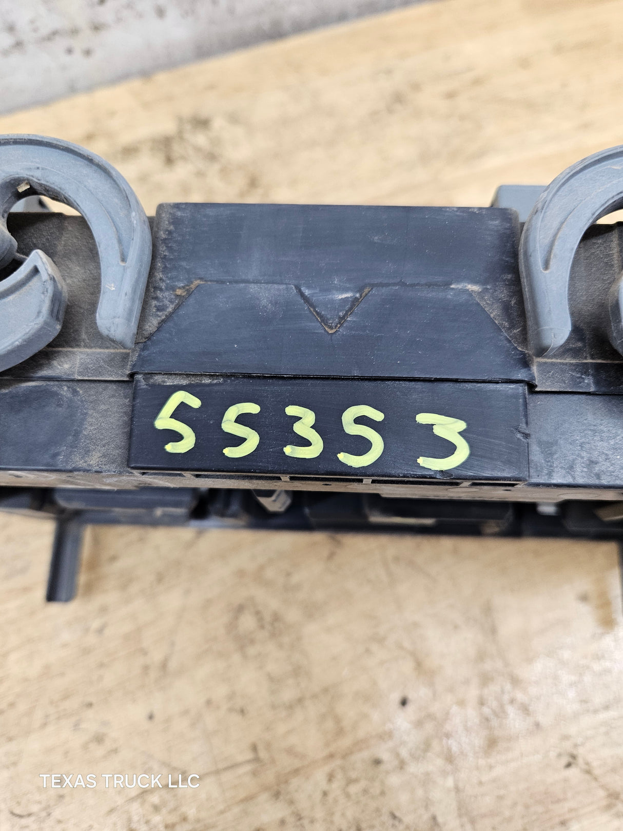 2007-2009 Chevrolet Silverado / GMC Sierra 1500 2500 3500 Engine Bay Fuse Box
