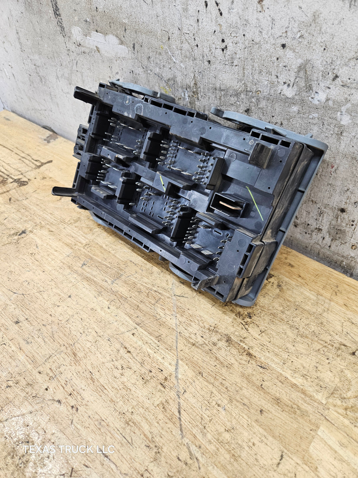 2007-2009 Chevrolet Silverado / GMC Sierra 1500 2500 3500 Engine Bay Fuse Box