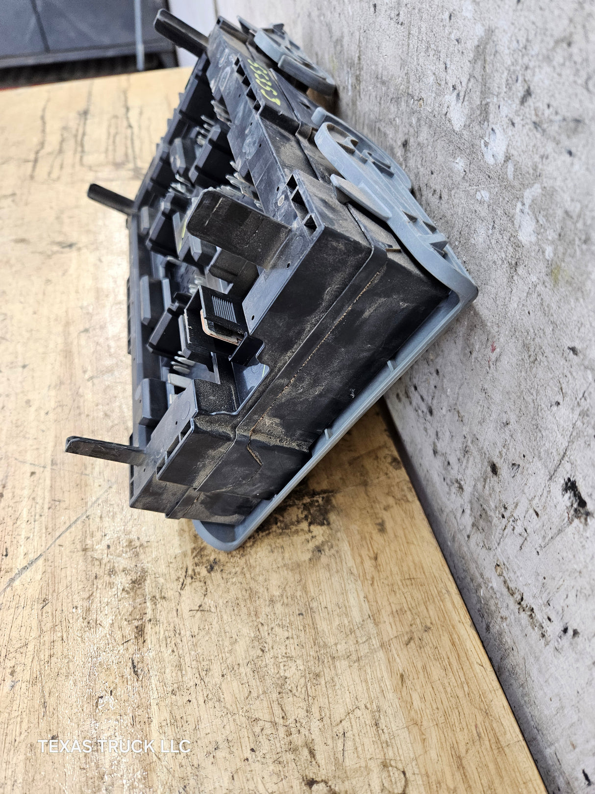 2007-2009 Chevrolet Silverado / GMC Sierra 1500 2500 3500 Engine Bay Fuse Box