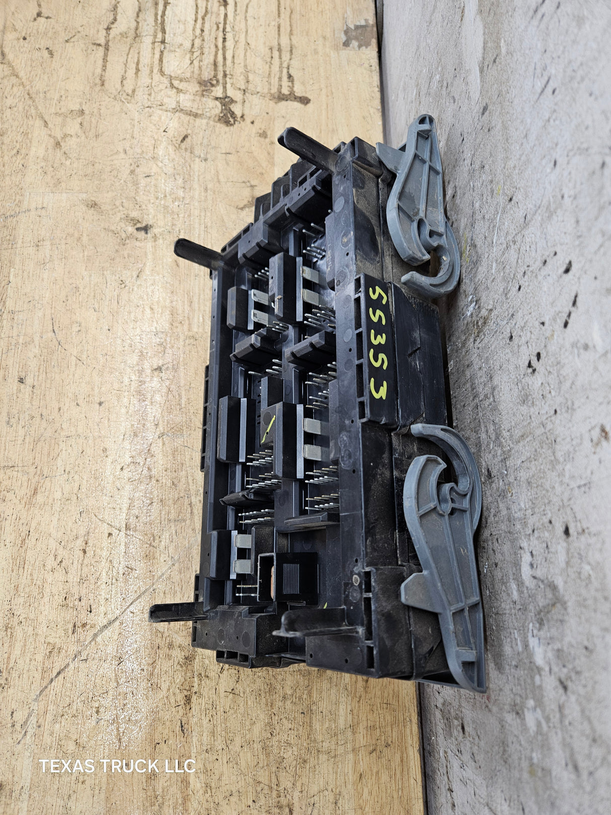 2007-2009 Chevrolet Silverado / GMC Sierra 1500 2500 3500 Engine Bay Fuse Box