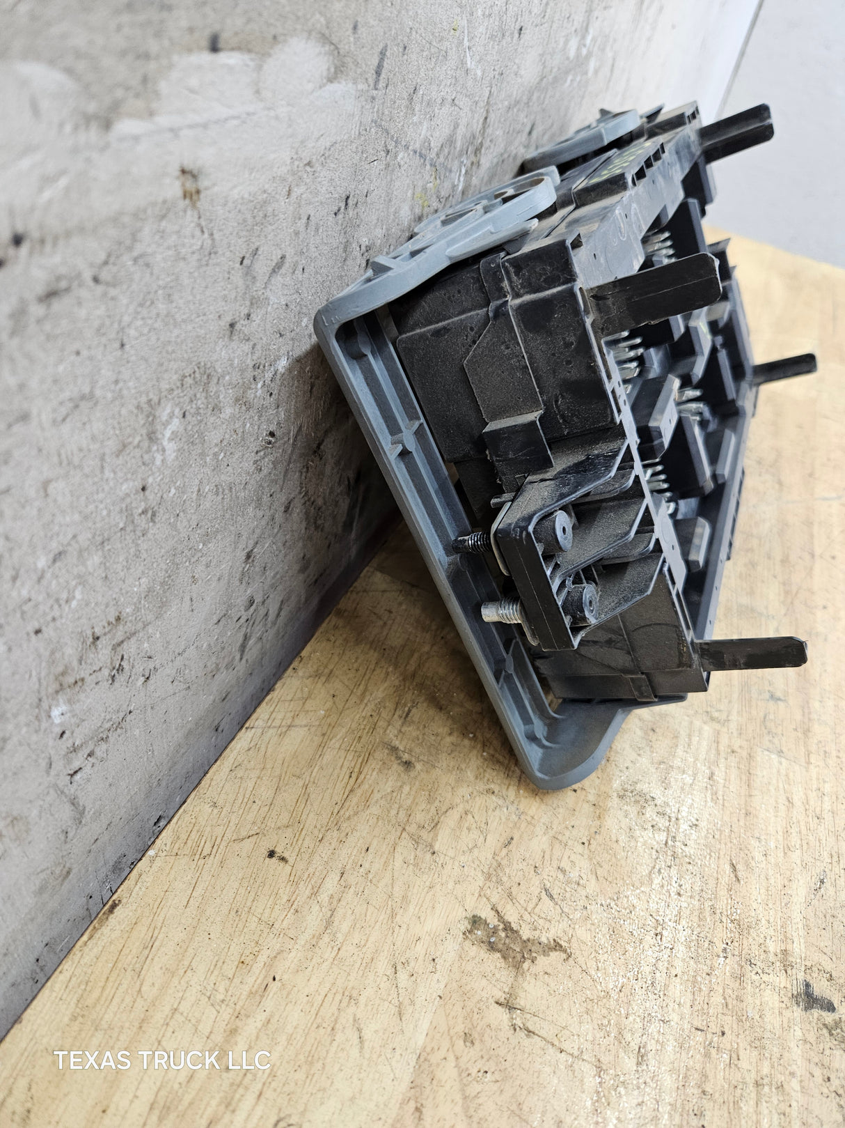 2007-2009 Chevrolet Silverado / GMC Sierra 1500 2500 3500 Engine Bay Fuse Box