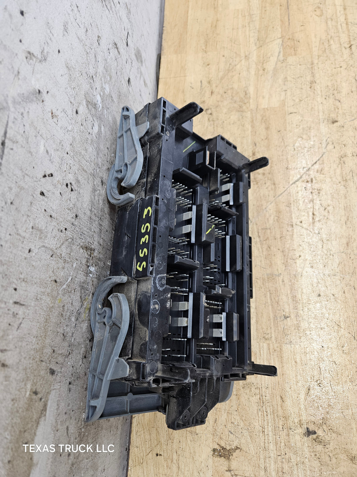 2007-2009 Chevrolet Silverado / GMC Sierra 1500 2500 3500 Engine Bay Fuse Box