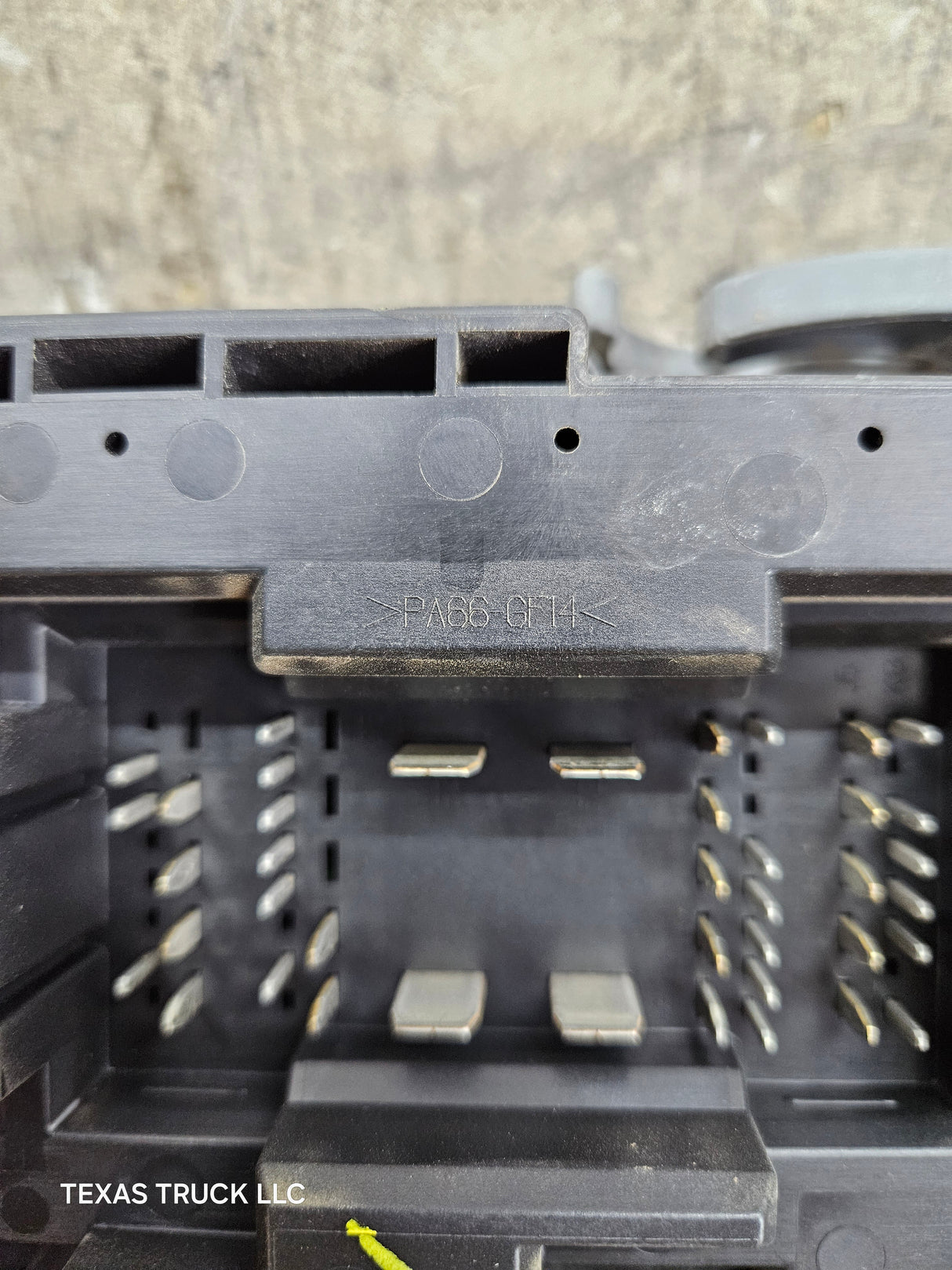 2007-2009 Chevrolet Silverado / GMC Sierra 1500 2500 3500 Engine Bay Fuse Box