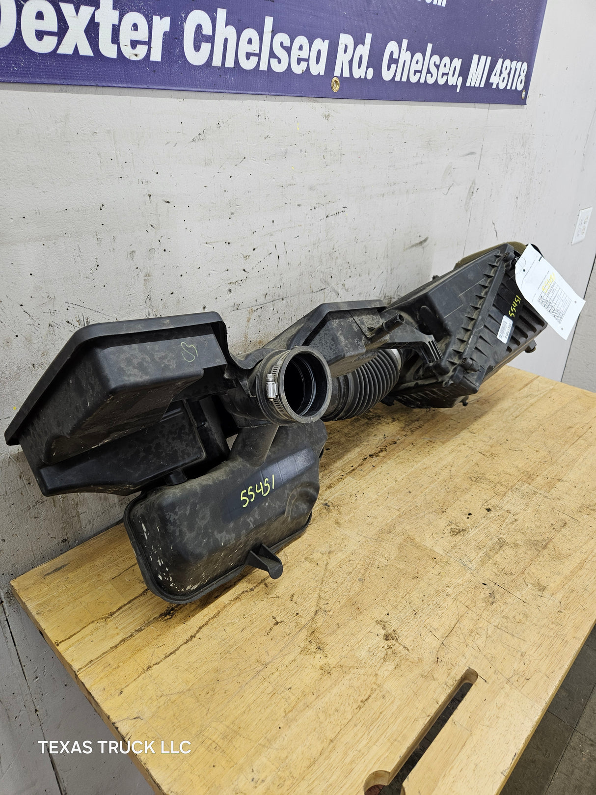 2017-2019 Chevrolet Silverado 1500 Engine Air Intake Inlet Tube Air Filter Housing 4.3L 84061302, 23160921