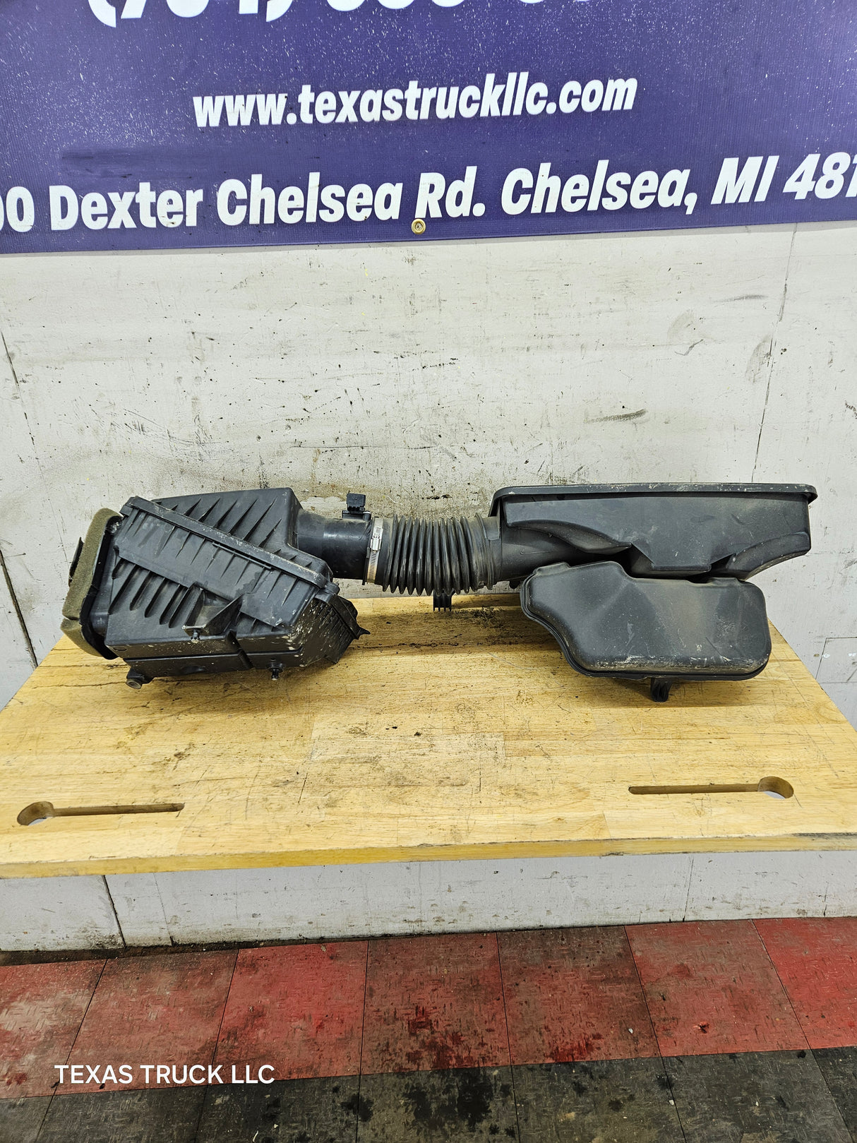 2017-2019 Chevrolet Silverado 1500 Engine Air Intake Inlet Tube Air Filter Housing 4.3L 84061302, 23160921