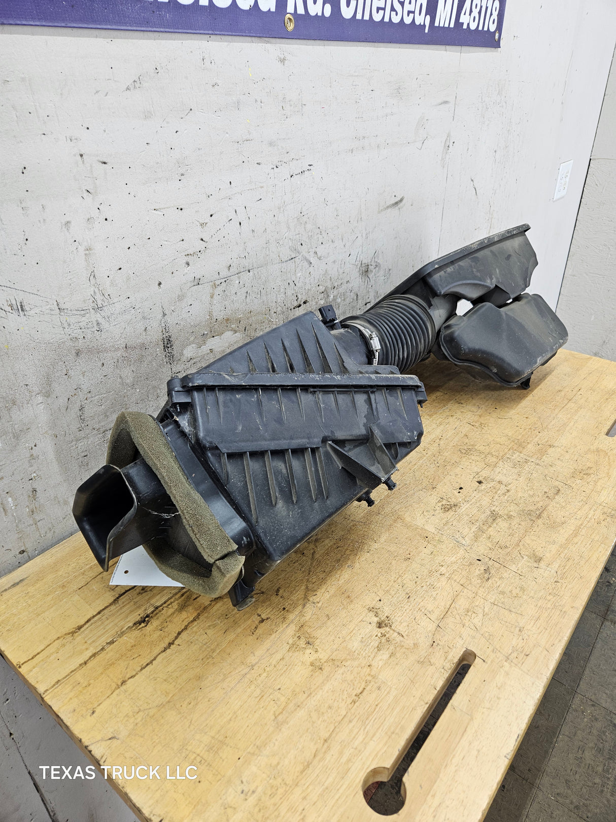 2017-2019 Chevrolet Silverado 1500 Engine Air Intake Inlet Tube Air Filter Housing 4.3L 84061302, 23160921