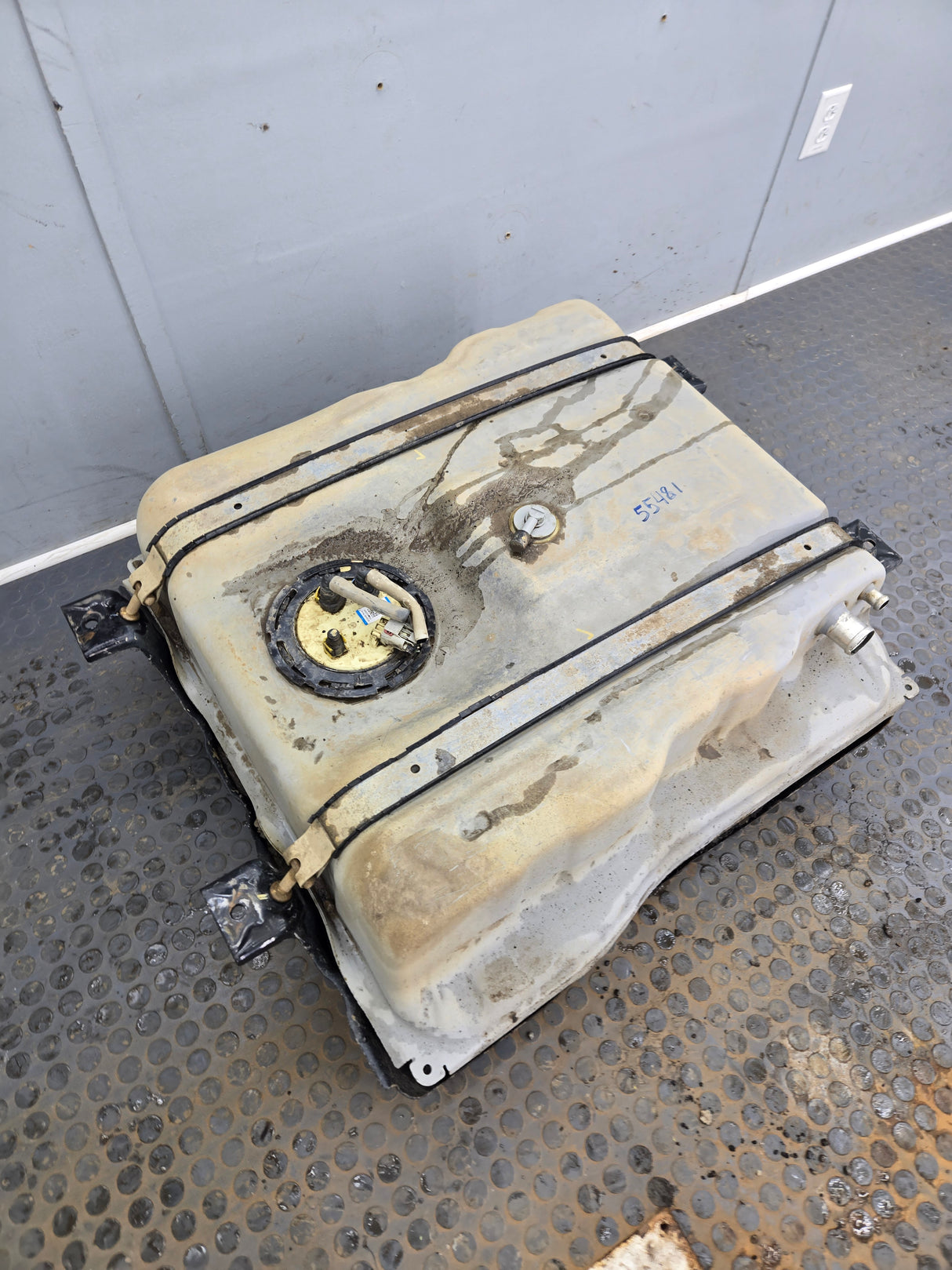 2011-2016 Ford Super Duty F350 F450 F550 Cab & Chassis Fuel Tank Rear mount behind the axle