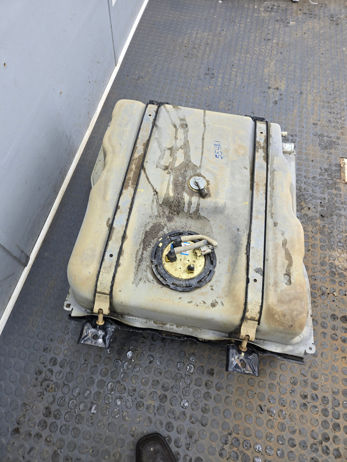 2011-2016 Ford Super Duty F350 F450 F550 Cab & Chassis Fuel Tank Rear mount behind the axle