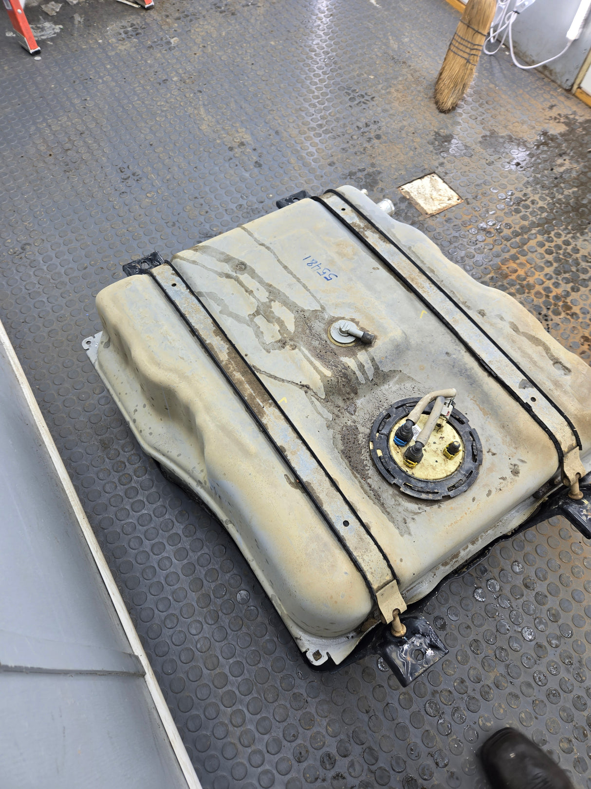 2011-2016 Ford Super Duty F350 F450 F550 Cab & Chassis Fuel Tank Rear mount behind the axle