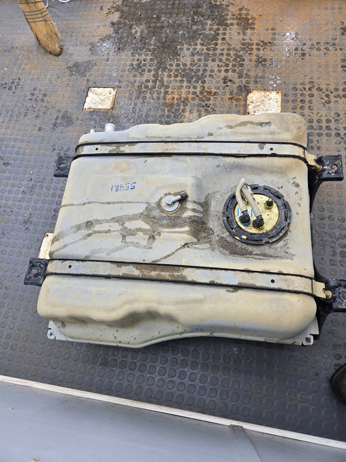 2011-2016 Ford Super Duty F350 F450 F550 Cab & Chassis Fuel Tank Rear mount behind the axle