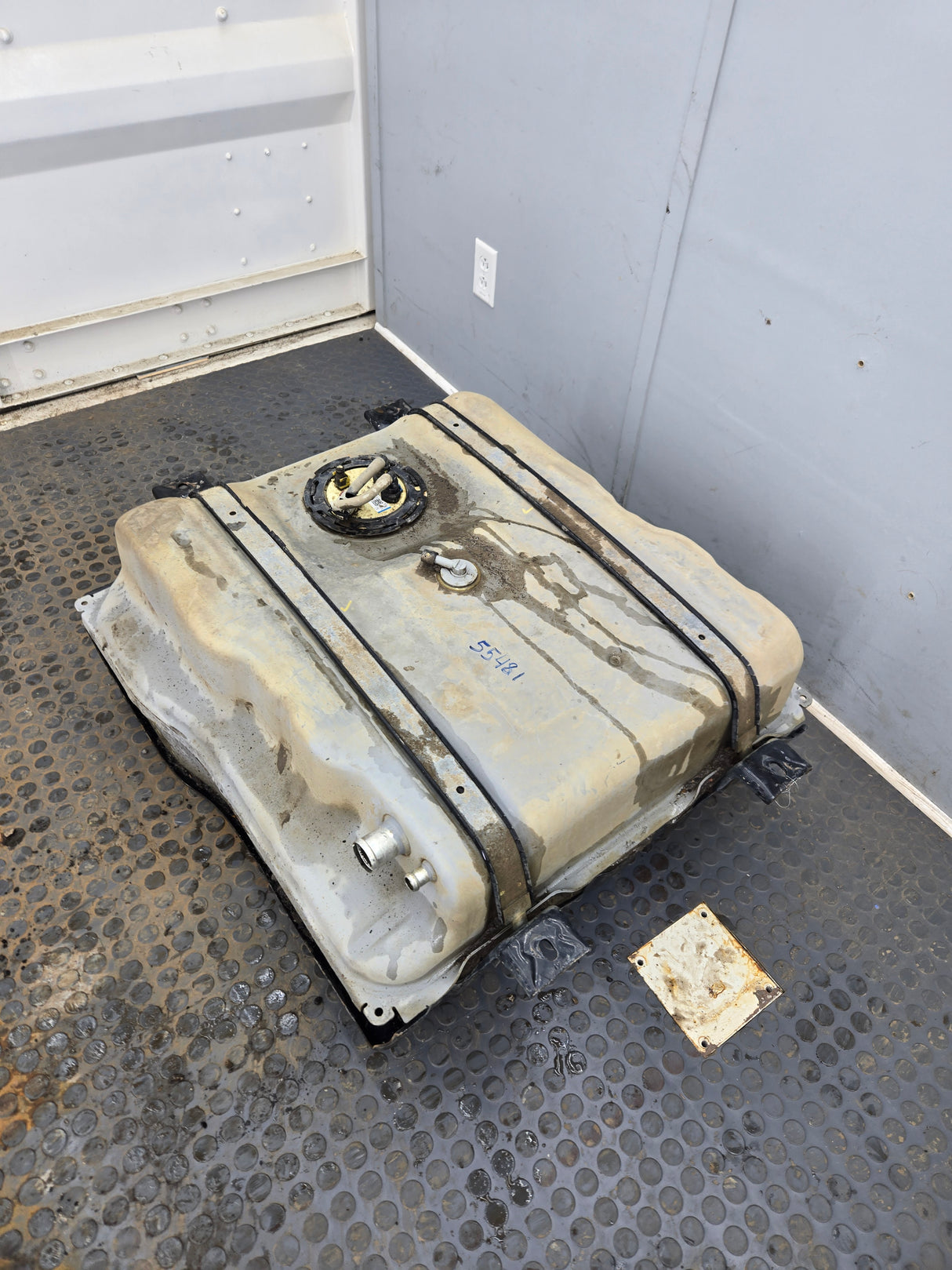 2011-2016 Ford Super Duty F350 F450 F550 Cab & Chassis Fuel Tank Rear mount behind the axle