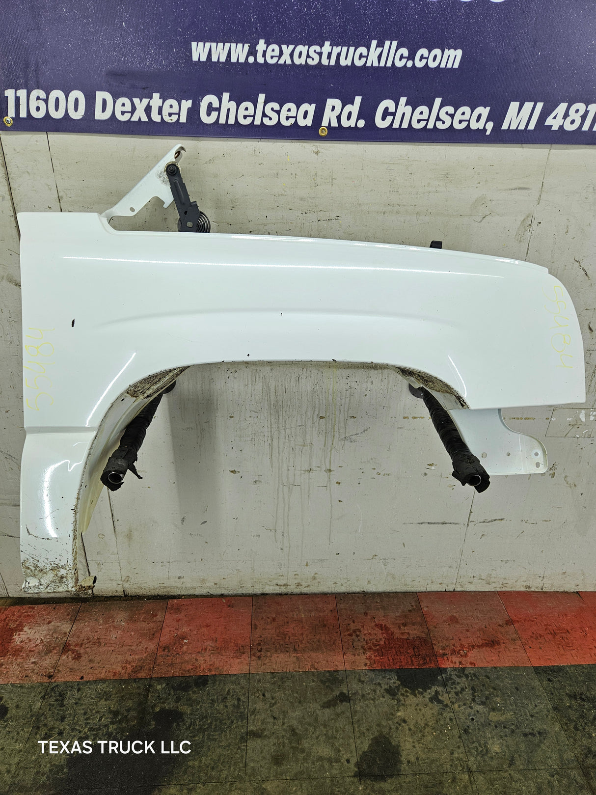 2003-2007 Chevrolet Silverado / Tahoe / Suburban 1500 2500 3500 HD RH Passenger Side "Cateye" Front Fender - Summit White