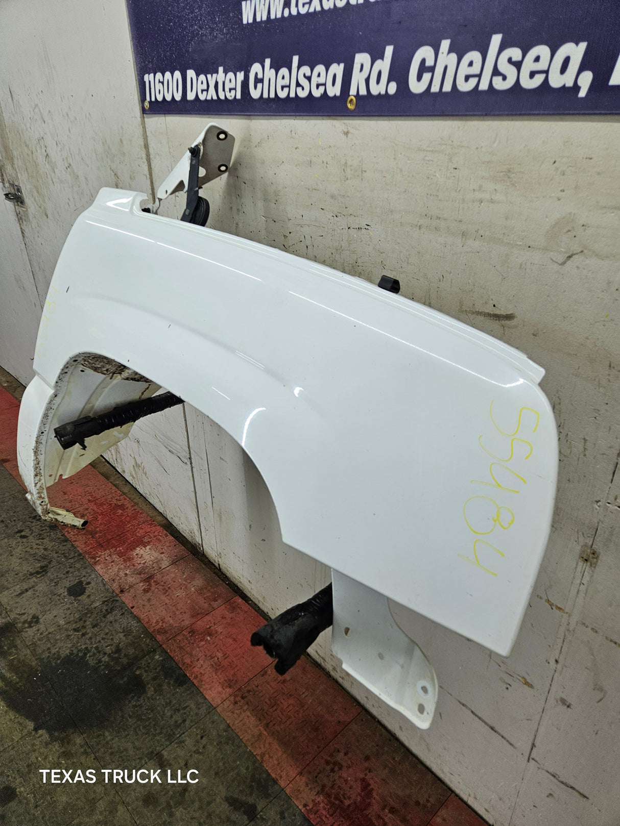 2003-2007 Chevrolet Silverado / Tahoe / Suburban 1500 2500 3500 HD RH Passenger Side "Cateye" Front Fender - Summit White