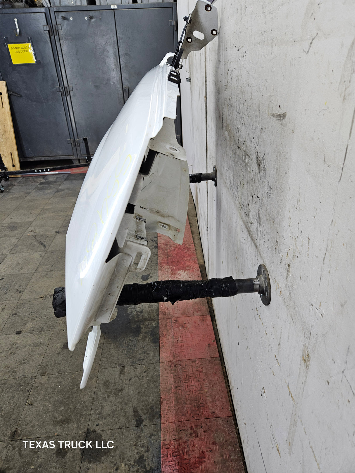 2003-2007 Chevrolet Silverado / Tahoe / Suburban 1500 2500 3500 HD RH Passenger Side "Cateye" Front Fender - Summit White