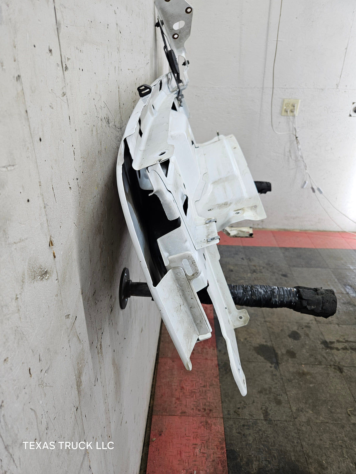 2003-2007 Chevrolet Silverado / Tahoe / Suburban 1500 2500 3500 HD RH Passenger Side "Cateye" Front Fender - Summit White