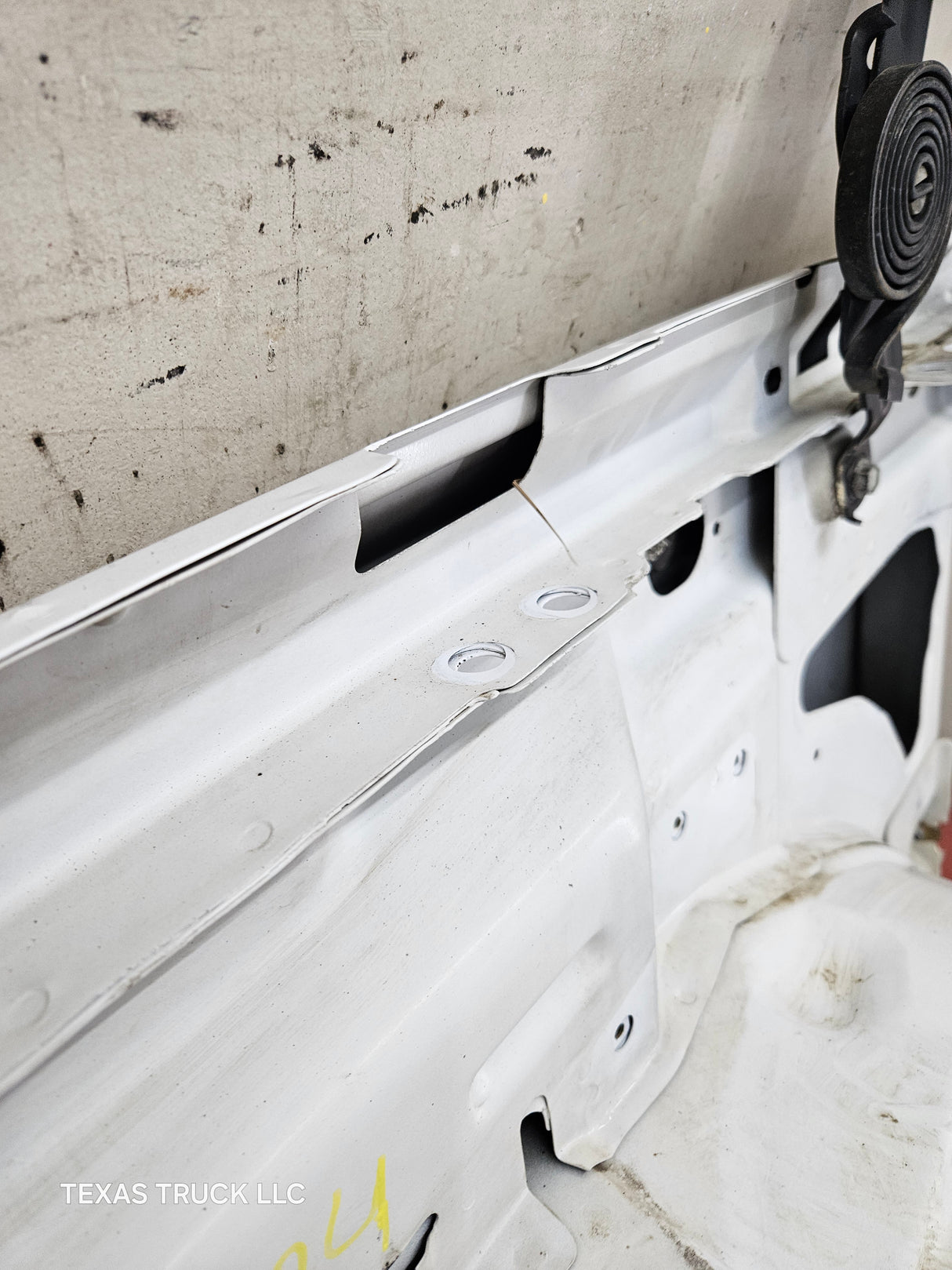 2003-2007 Chevrolet Silverado / Tahoe / Suburban 1500 2500 3500 HD RH Passenger Side "Cateye" Front Fender - Summit White